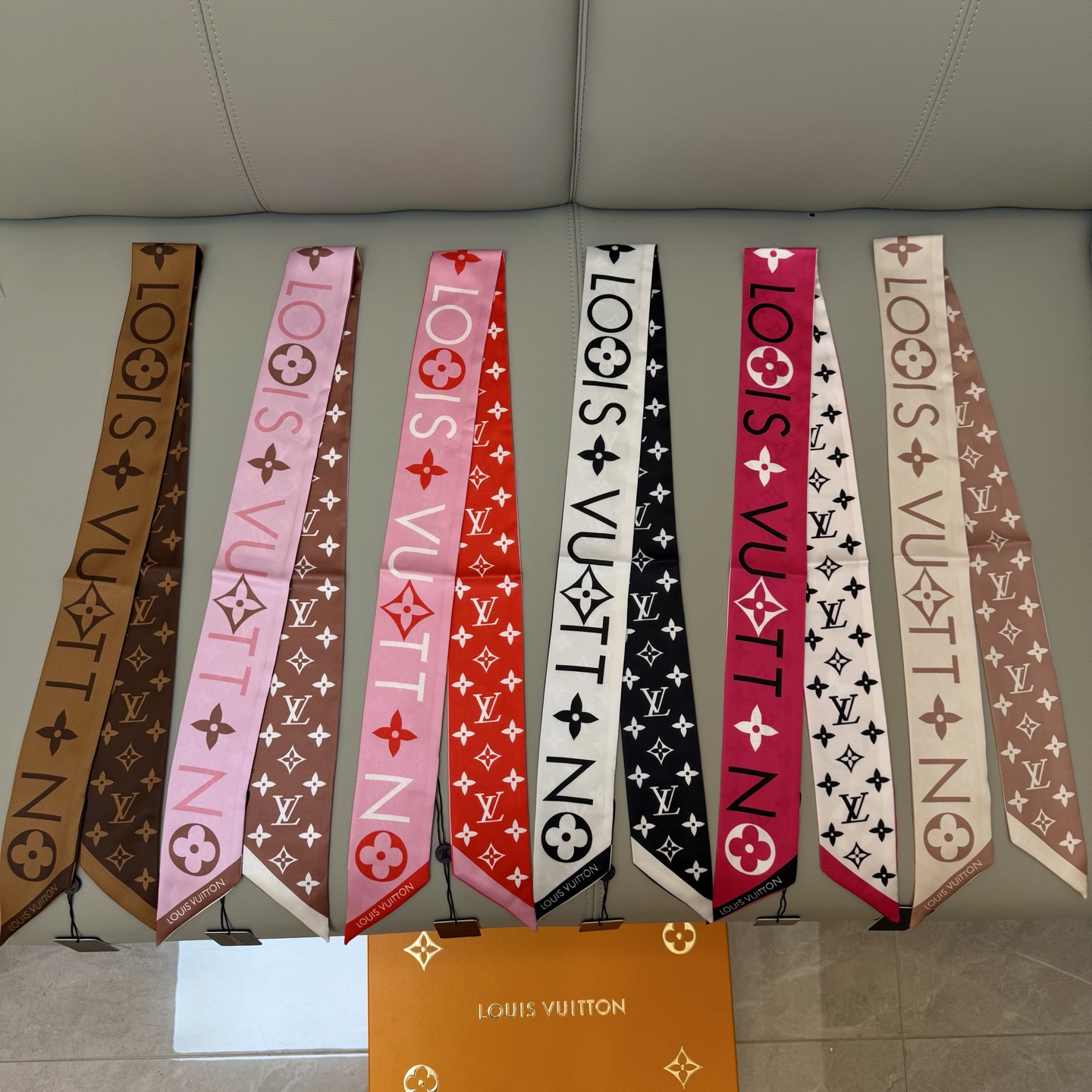 Luxurious LV Silk Scarf: Twilight Leaves Design, 120x5cm, Perfect for Any Outfit - 图片 1