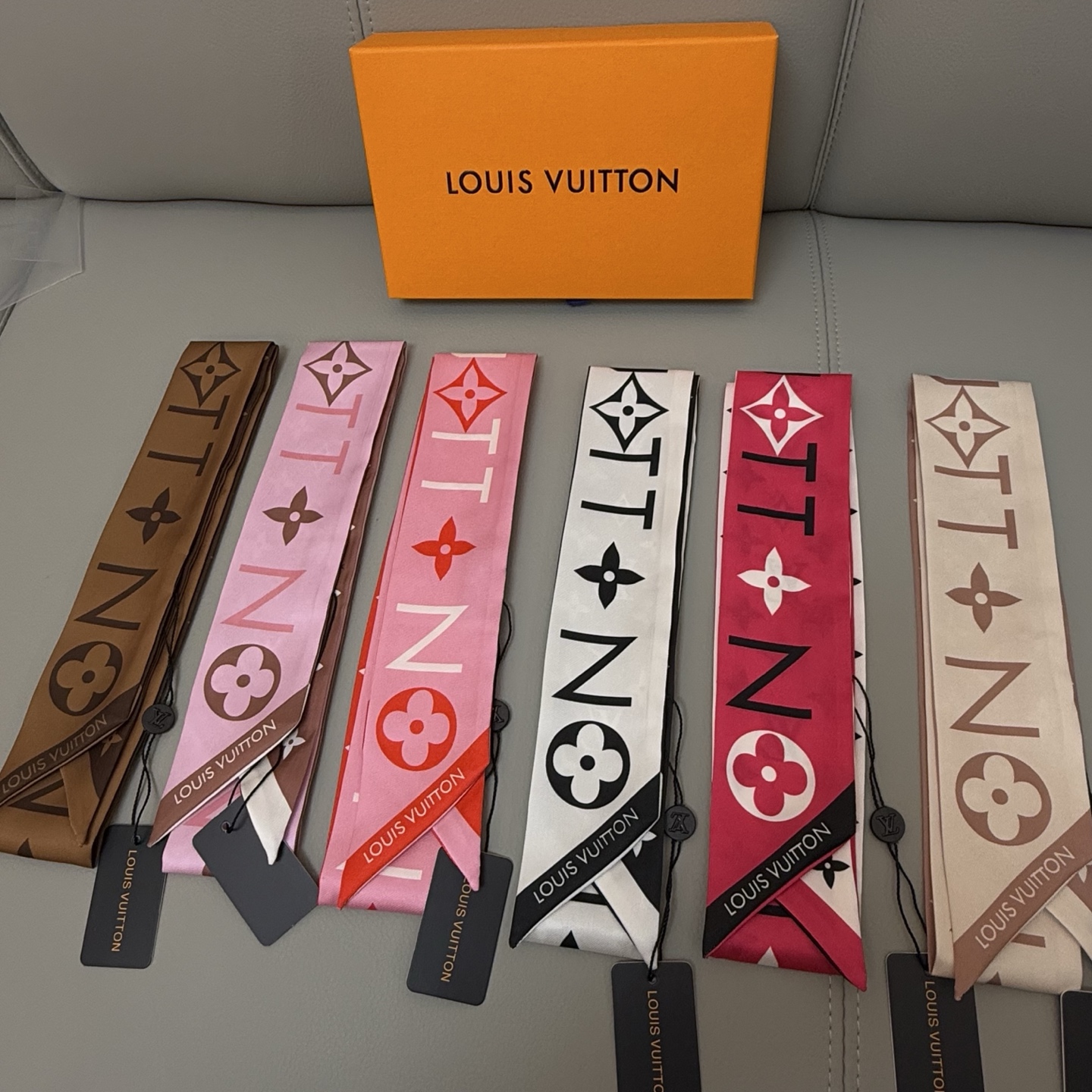Luxury LV Silk Scarf with Black and White Leaf Design, 120x5cm, and Matching Accessories - 图片 2