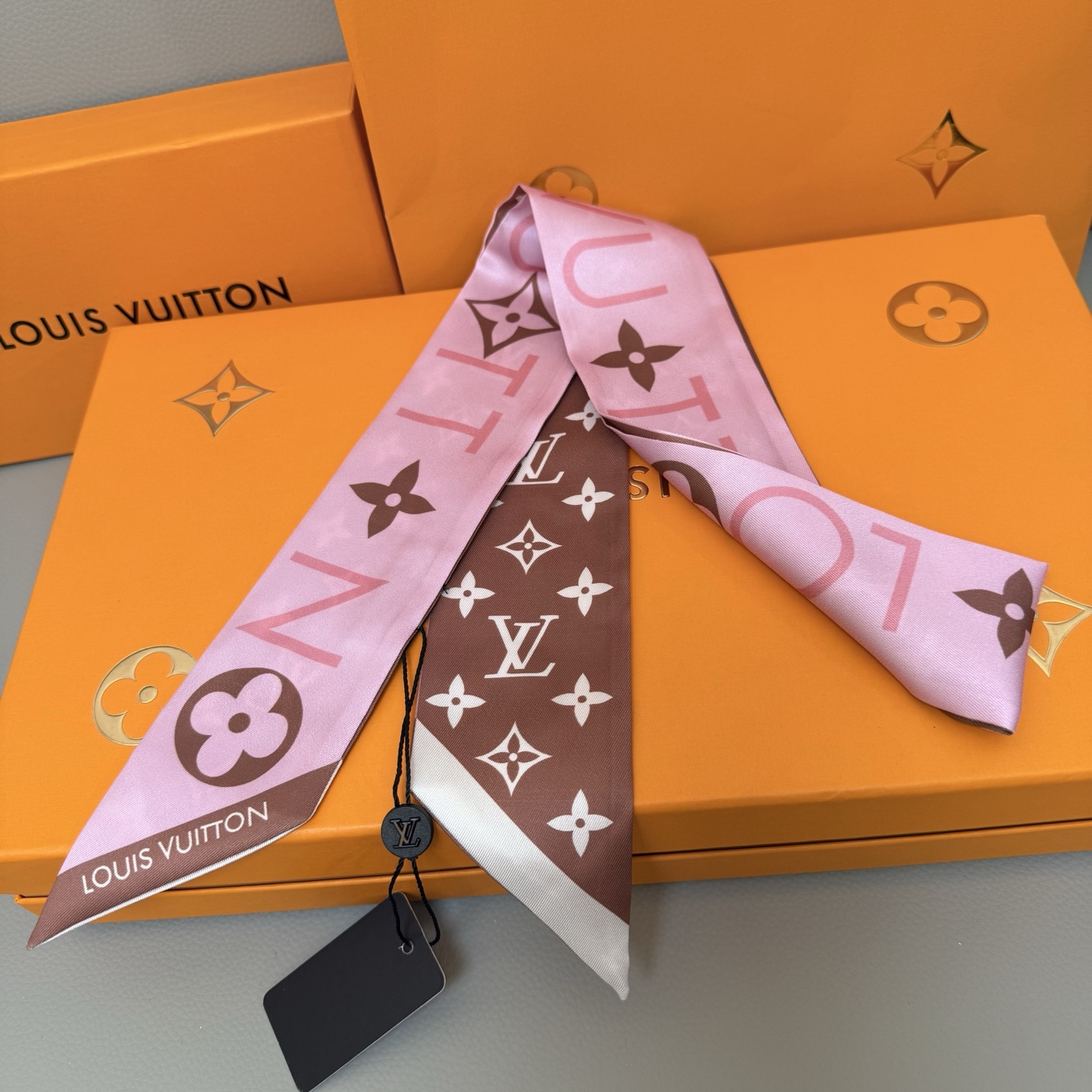 Luxury LV Silk Scarf with Twilight Leaf Design and Matching Accessories - 图片 9