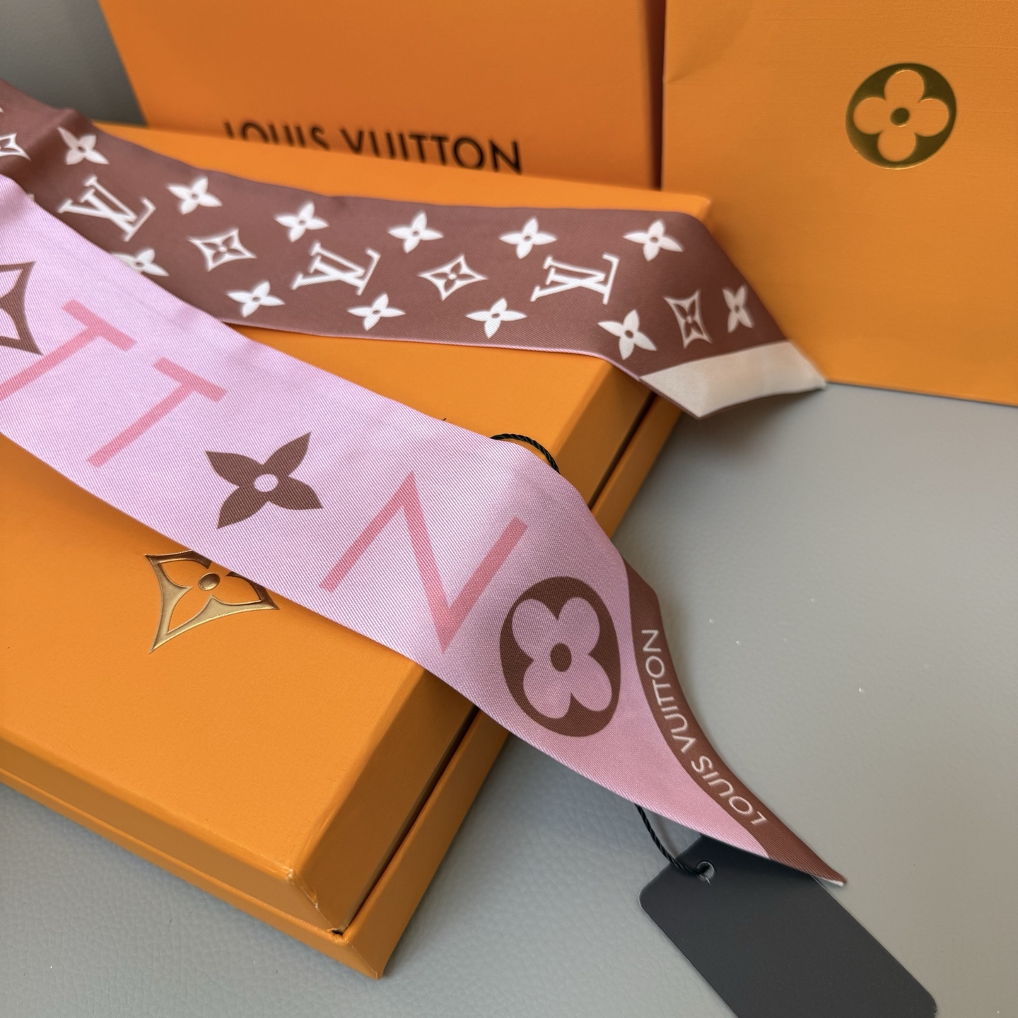 Luxury LV Silk Scarf with Twilight Leaf Design and Matching Accessories - 图片 8