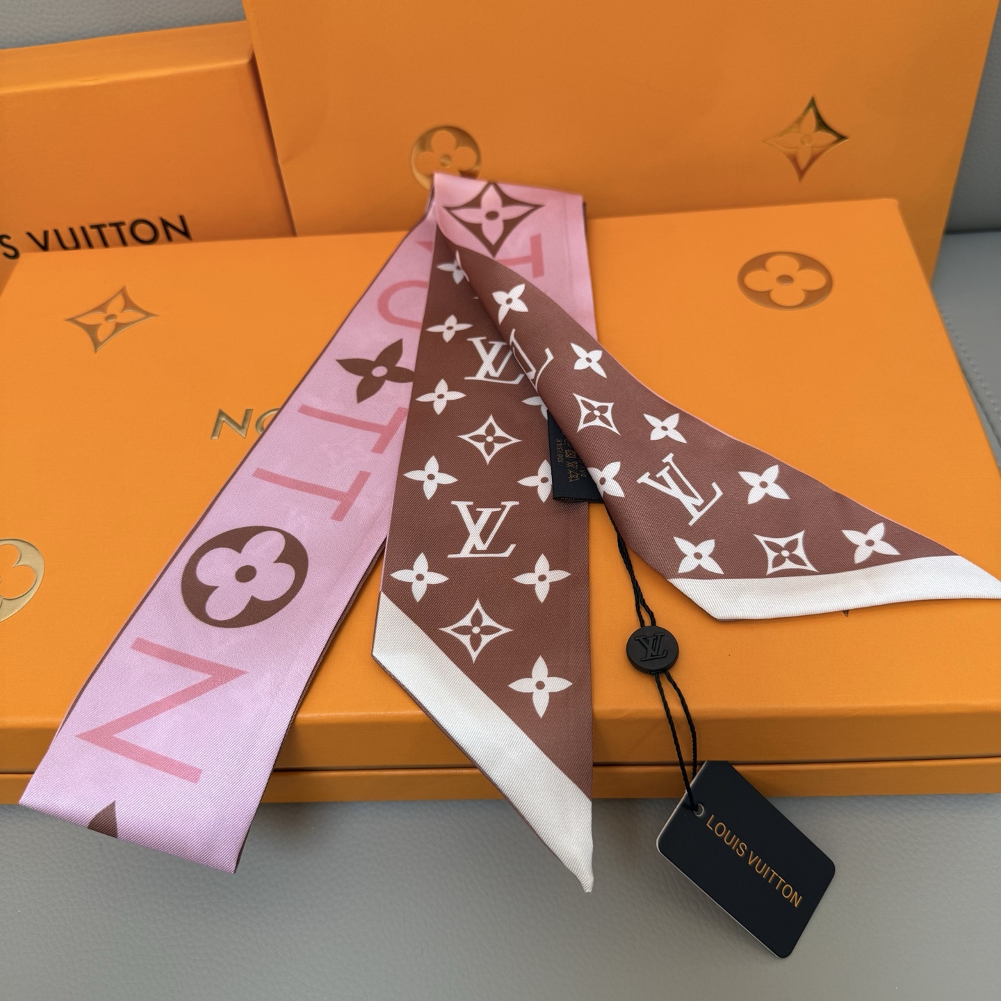Luxury LV Silk Scarf with Twilight Leaf Design and Matching Accessories - 图片 6
