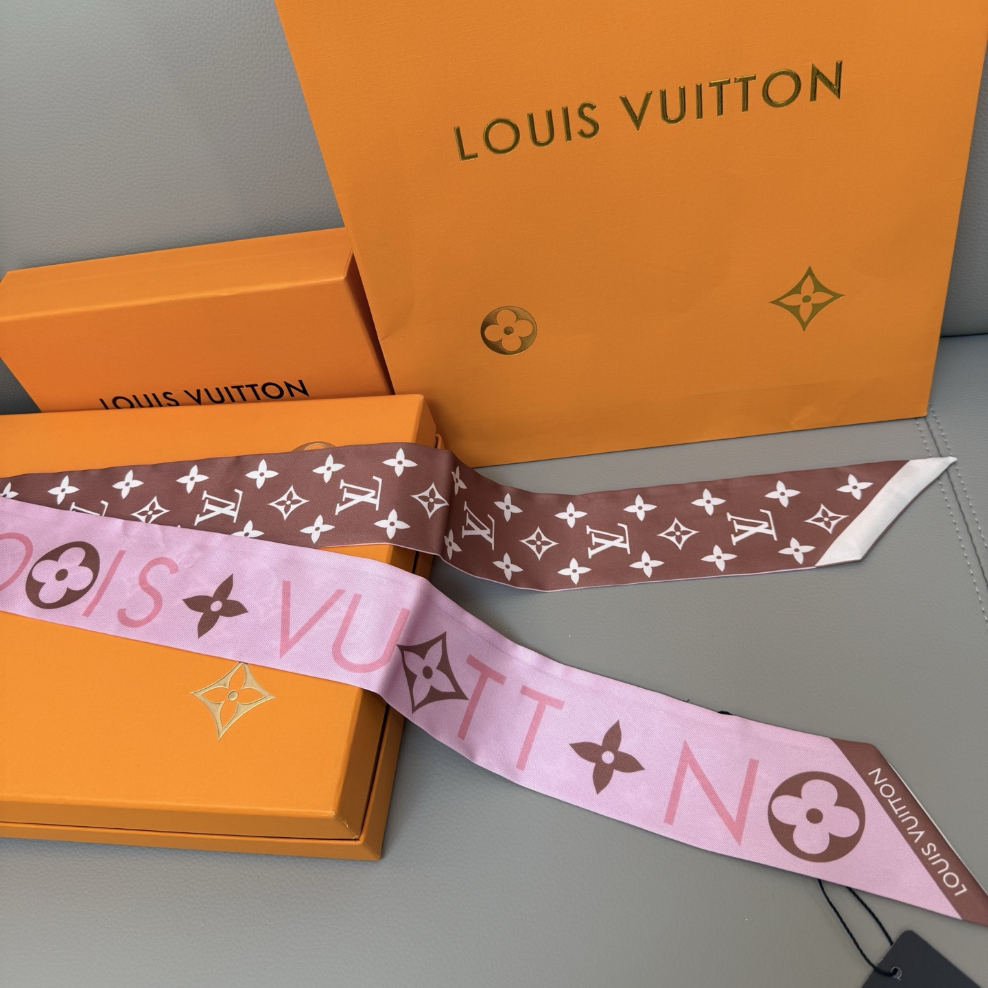 Luxury LV Silk Scarf with Twilight Leaf Design and Matching Accessories - 图片 5