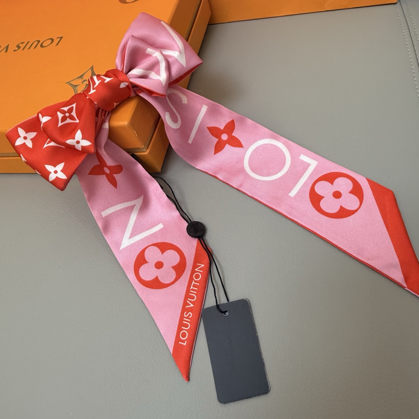 Luxurious LV Silk Scarf: Twilight Leaves Design, 120x5cm, Perfect for Any Outfit - 图片 9