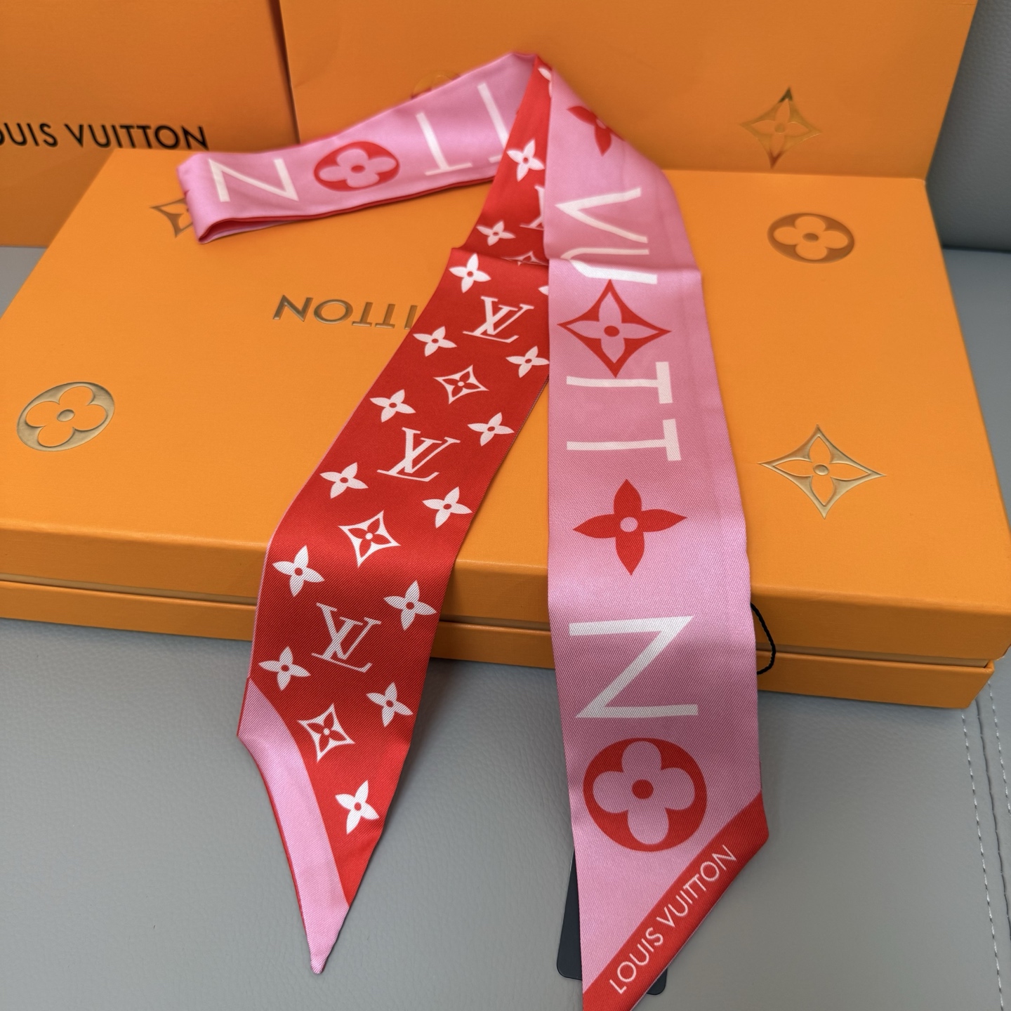 Luxurious LV Silk Scarf: Twilight Leaves Design, 120x5cm, Perfect for Any Outfit - 图片 4