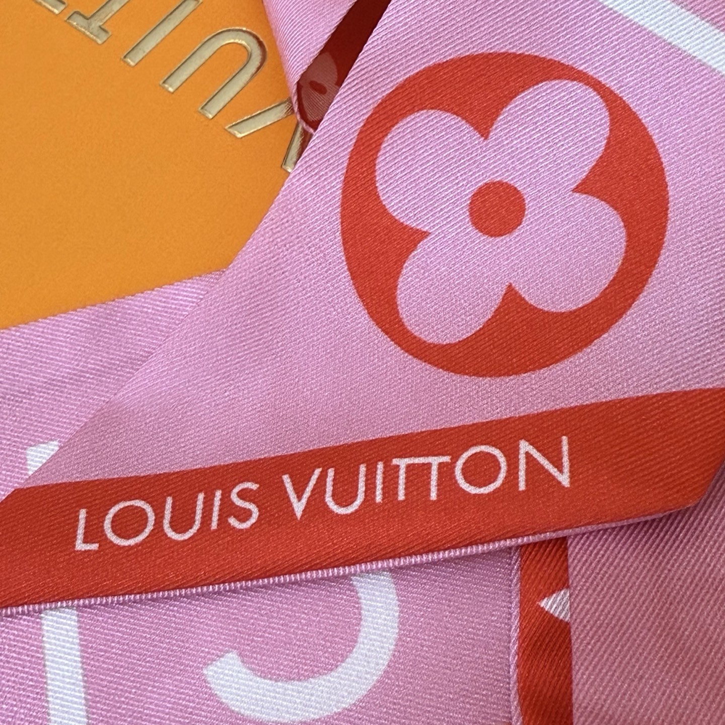 Luxurious LV Silk Scarf: Twilight Leaves Design, 120x5cm, Perfect for Any Outfit - 图片 8