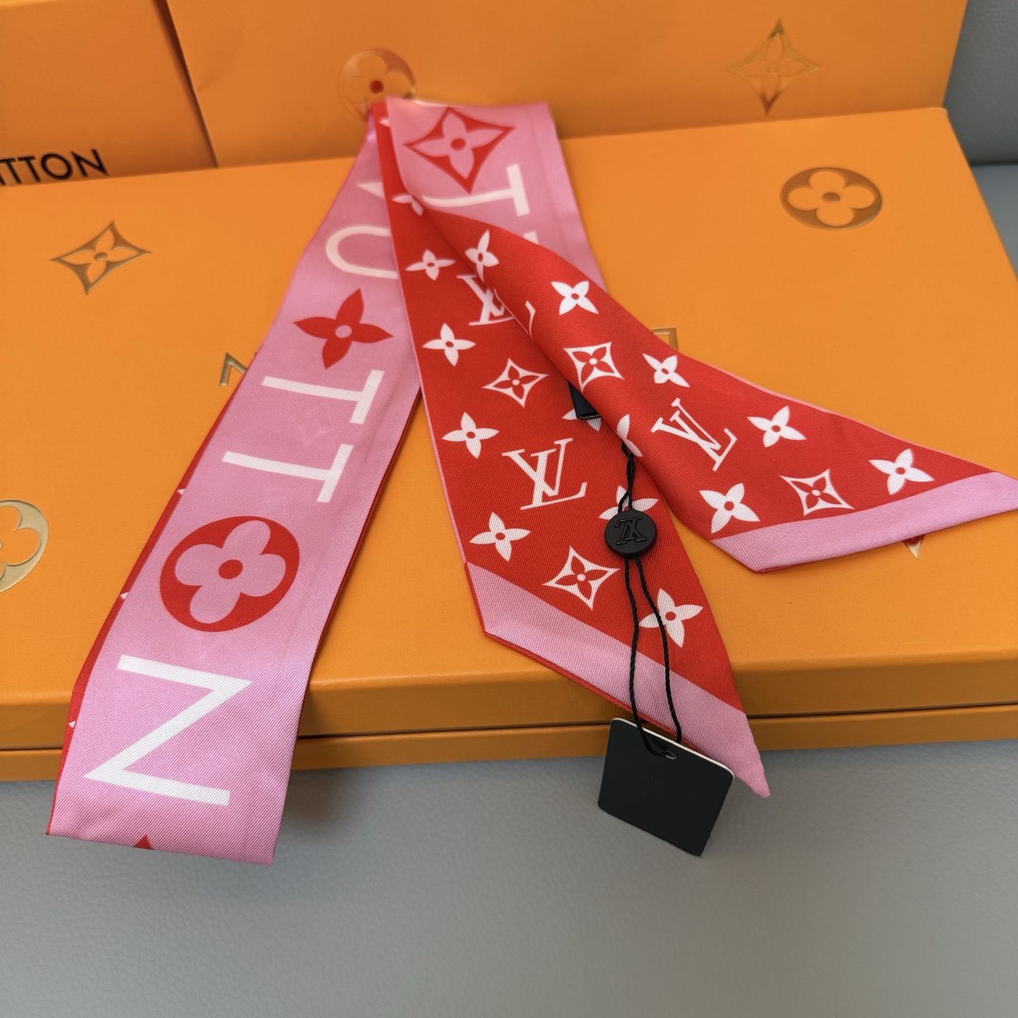 Luxurious LV Silk Scarf: Twilight Leaves Design, 120x5cm, Perfect for Any Outfit - 图片 7