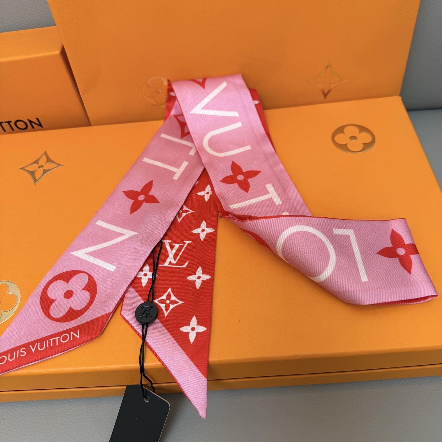 Luxurious LV Silk Scarf: Twilight Leaves Design, 120x5cm, Perfect for Any Outfit - 图片 5