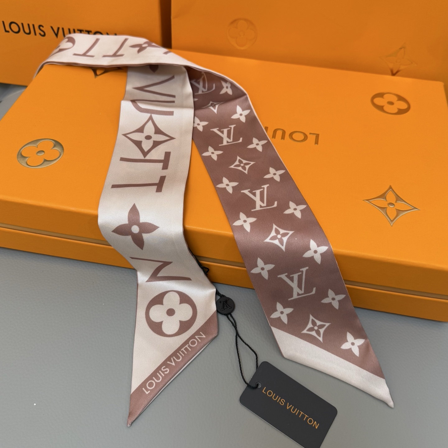 Luxury LV Silk Scarf with Black and White Leaf Design, Accessories Included - 图片 7