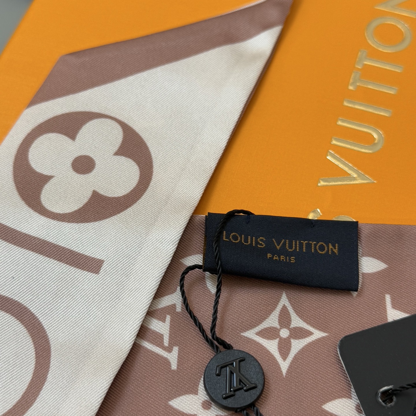Luxury LV Silk Scarf with Black and White Leaf Design, Accessories Included - 图片 8