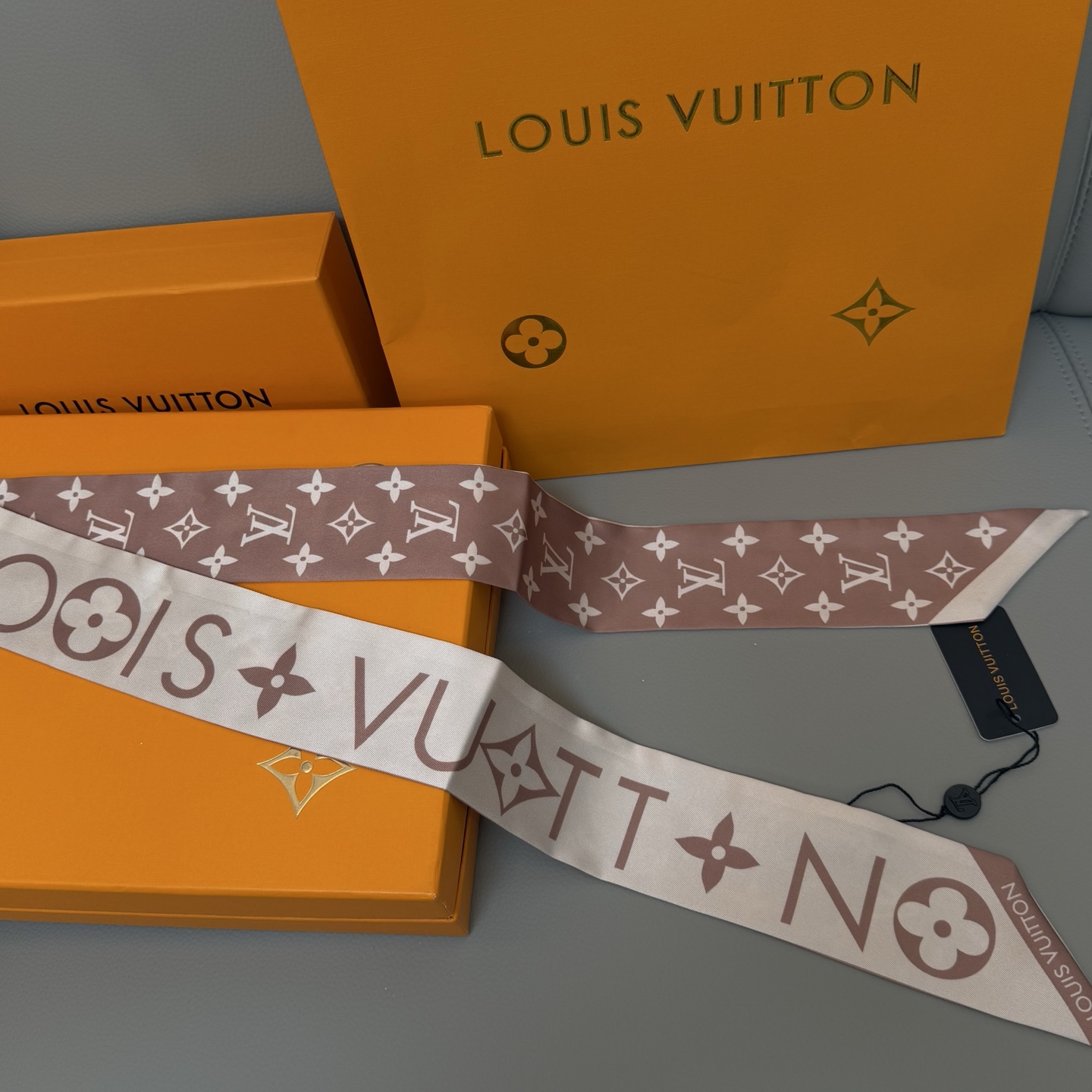 Luxury LV Silk Scarf with Black and White Leaf Design, Accessories Included - 图片 5