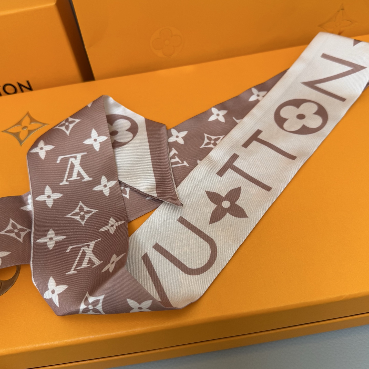 Luxury LV Silk Scarf with Black and White Leaf Design, Accessories Included - 图片 9
