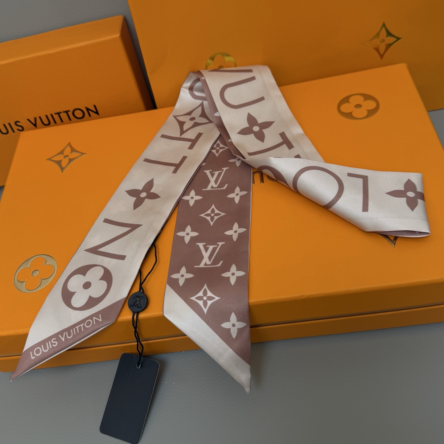 Luxury LV Silk Scarf with Black and White Leaf Design, Accessories Included - 图片 6