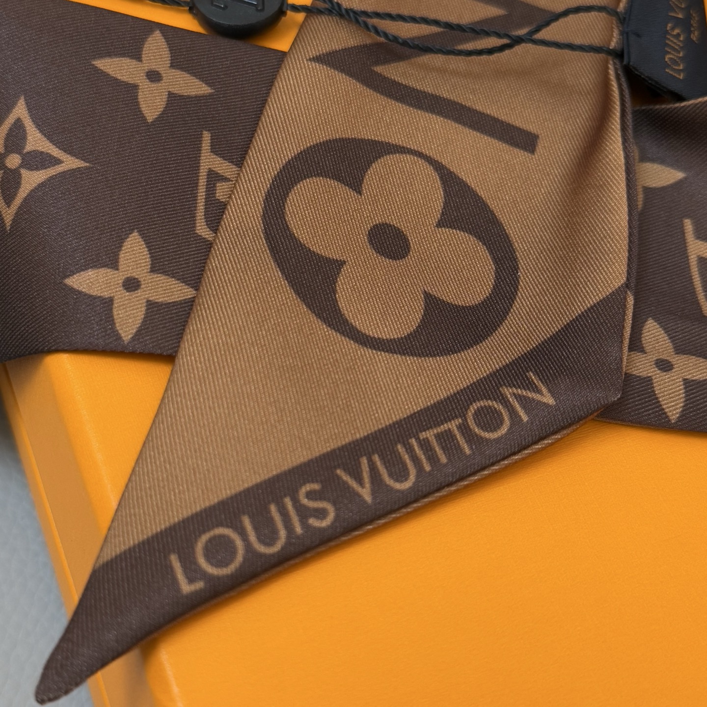 Luxury LV Silk Scarf with Twilight Design and Matching Accessories - 图片 8