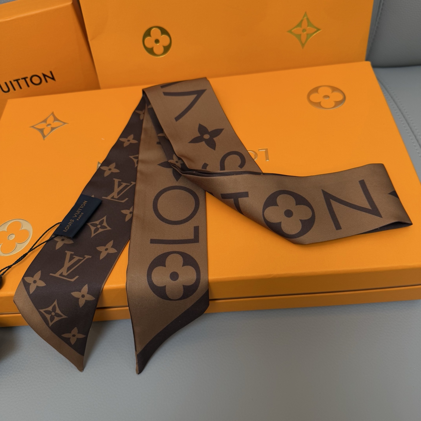 Luxury LV Silk Scarf with Twilight Design and Matching Accessories - 图片 7