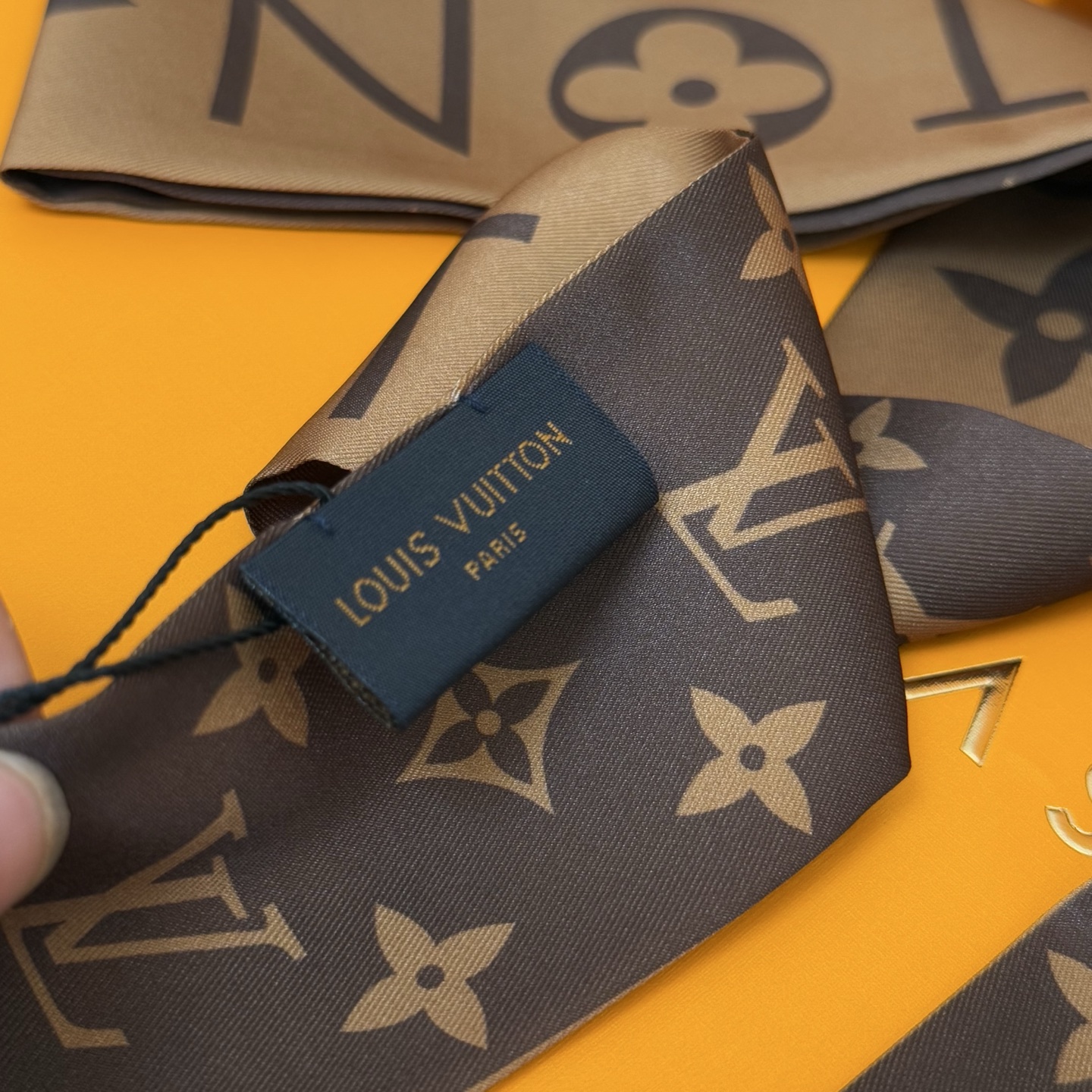 Luxury LV Silk Scarf with Twilight Design and Matching Accessories - 图片 9