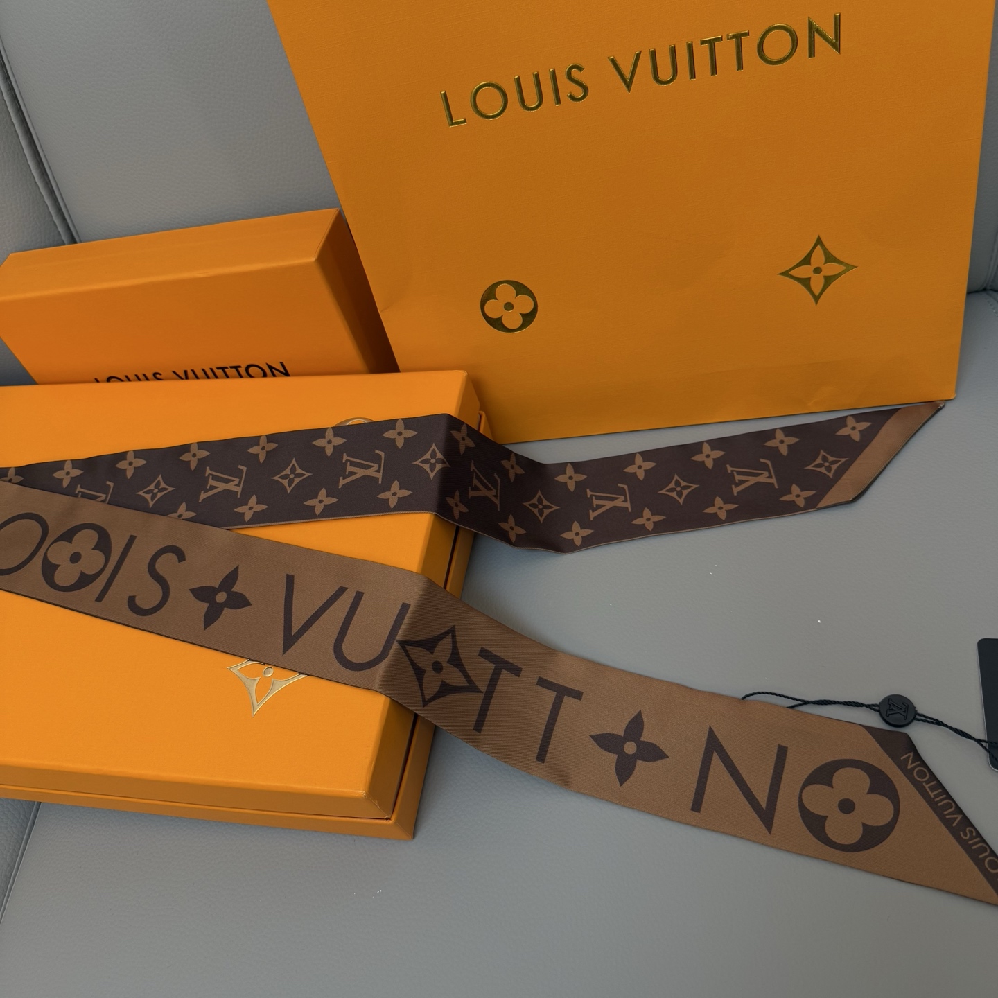 Luxury LV Silk Scarf with Twilight Design and Matching Accessories - 图片 4