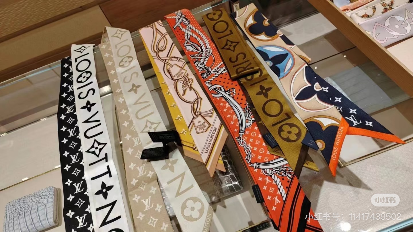 Luxury LV Silk Scarf with Twilight Leaf Design in 120x5cm Size and Matching Accessories - 图片 2