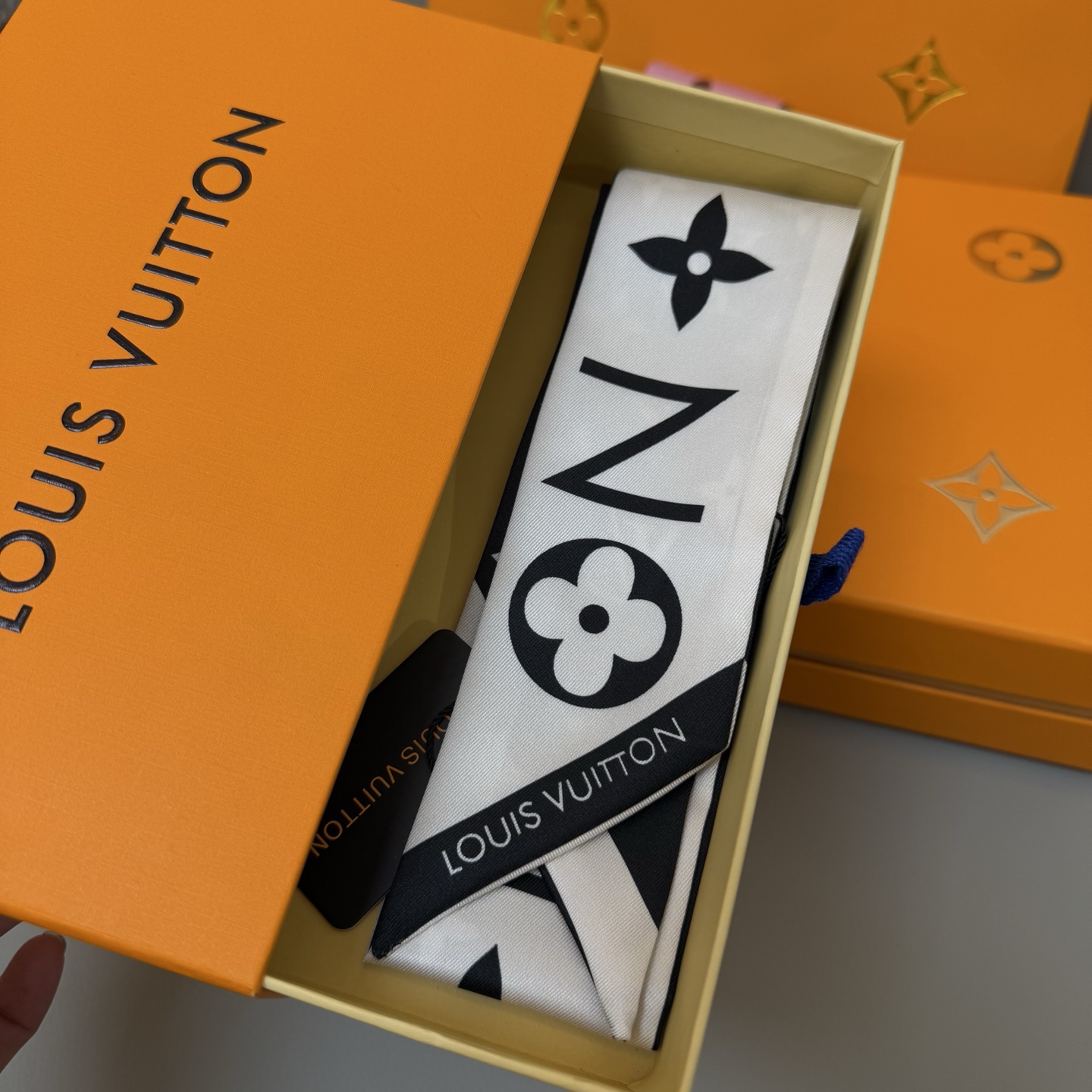 Luxury LV Silk Scarf with Twilight Leaf Design in 120x5cm Size and Matching Accessories - 图片 5