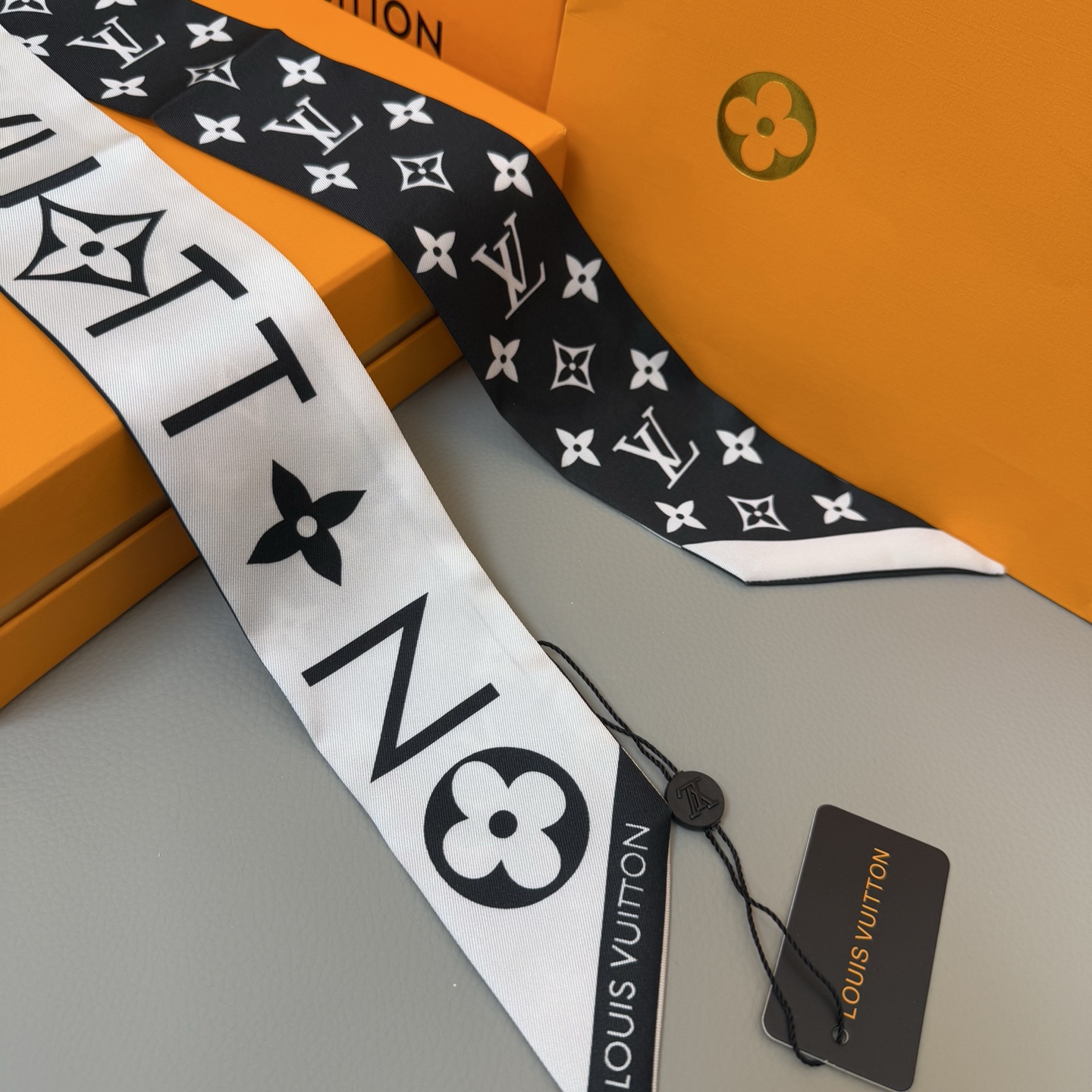 Luxury LV Silk Scarf with Twilight Leaf Design in 120x5cm Size and Matching Accessories - 图片 8