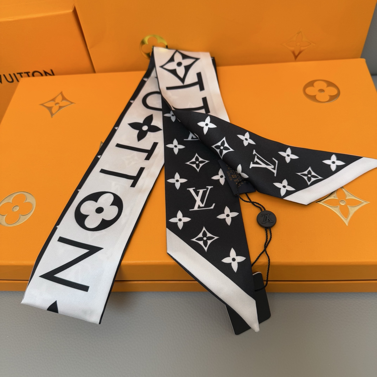 Luxury LV Silk Scarf with Twilight Leaf Design in 120x5cm Size and Matching Accessories - 图片 7