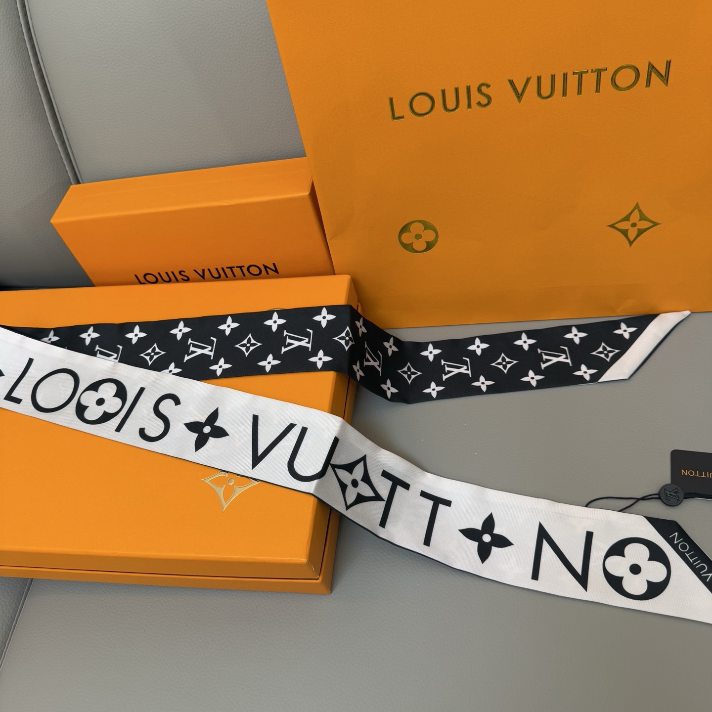 Luxury LV Silk Scarf with Twilight Leaf Design in 120x5cm Size and Matching Accessories - 图片 4