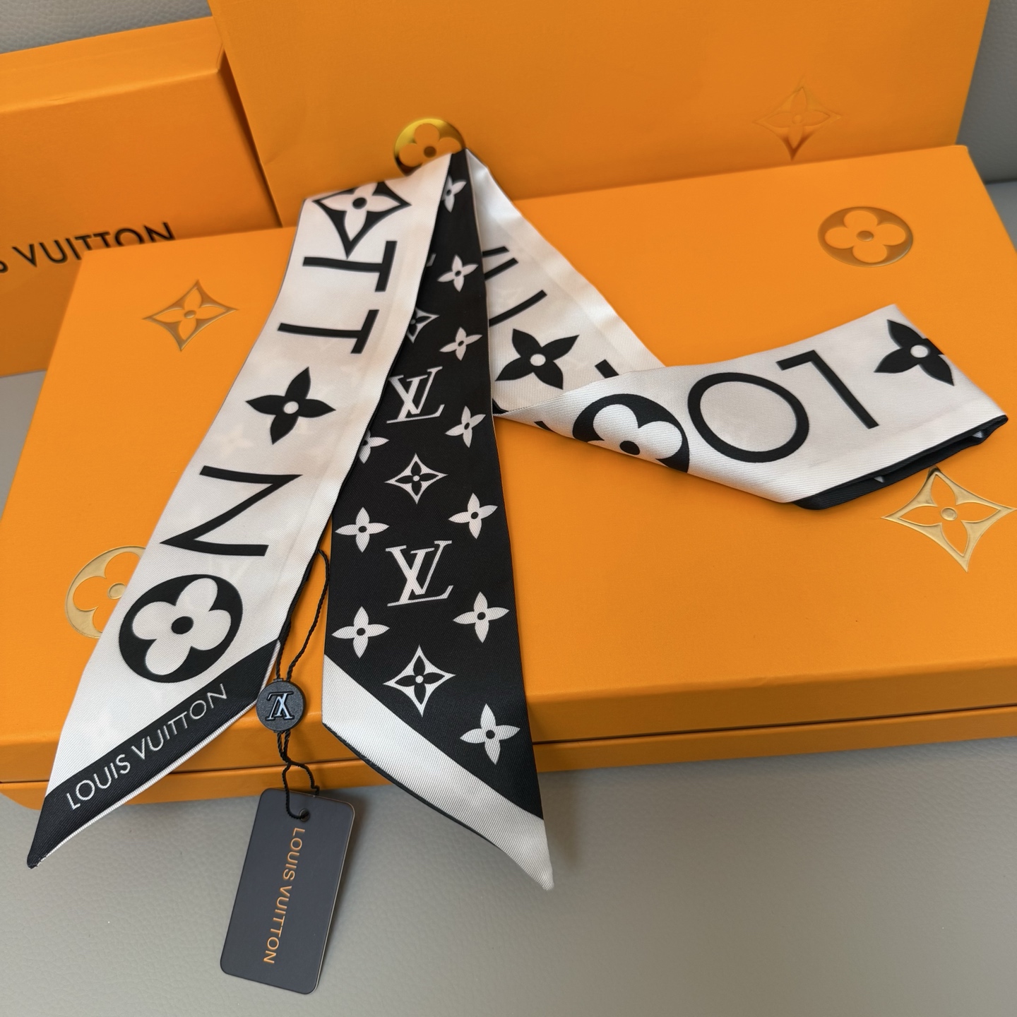 Luxury LV Silk Scarf with Twilight Leaf Design in 120x5cm Size and Matching Accessories - 图片 9