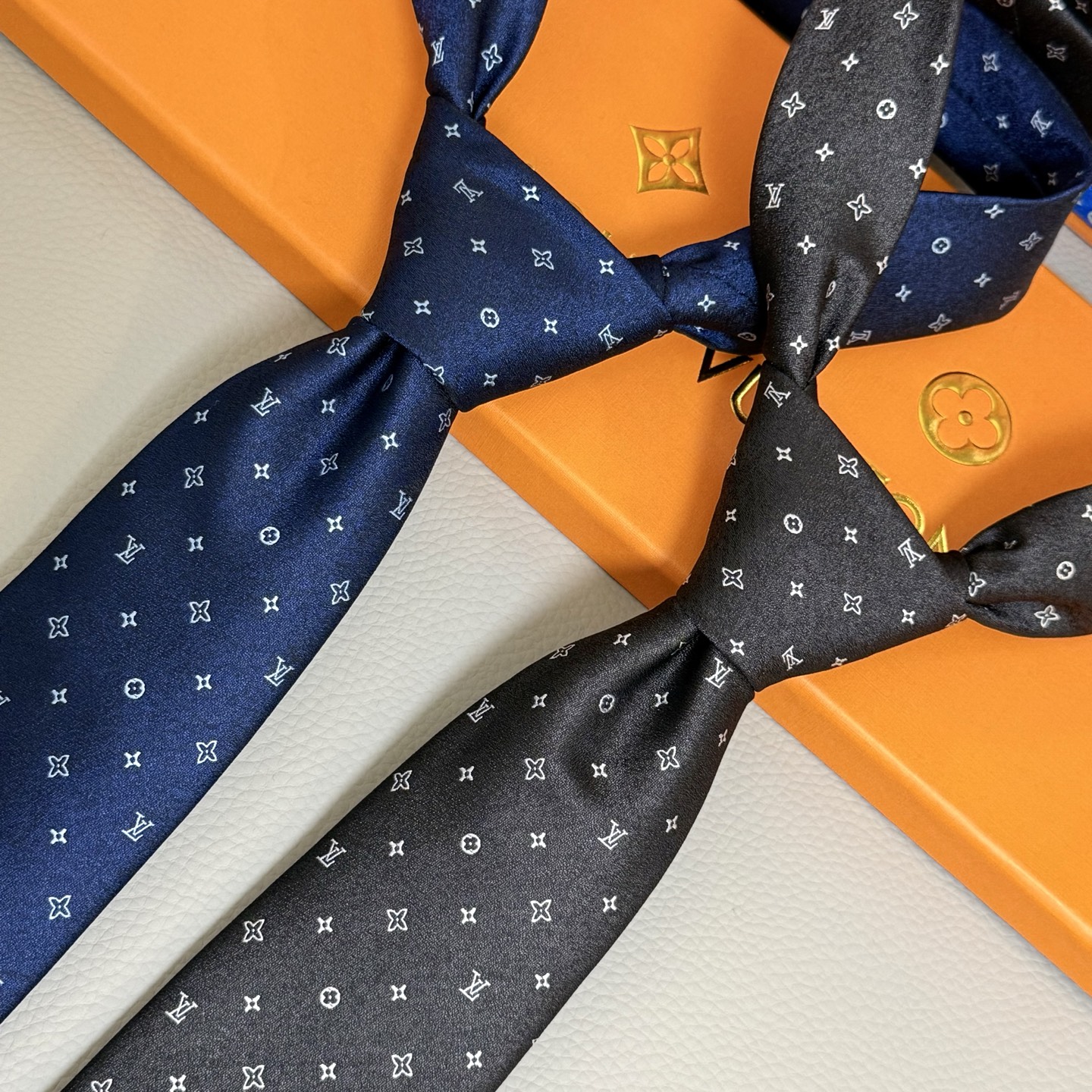 NO:301762,The LV tie is a Louis Vuitton classic tie, the must-have item for men is super fashionable!  High-end quality, the fabrics meet the brand standards, a rare and good style, not picky, the upper body effect is very good, it is very handsome no matter how you wear it. Silk fabric, heavy recommendation, exquisite 8 cm design, the best width, moderate size, the most versatile color 148*8CM top jacquard silk handmade customization, tie, louis vuitton, louis vuitton, real silk, ties19860909批LV领带 ,路易威登经典领带男士必备单品超时尚！高端品质 版型面料都达到品牌标准,,难得的好款,不挑人,上身效果大牌范儿十足 怎么穿都帅到爆 真丝面料 重磅推荐精致8公分设计最佳宽度 大小适中,最百搭颜色148*8CM顶级提花真丝手工定制,领带,louis vuitton,louis vuitton,real silk,ties,accessory