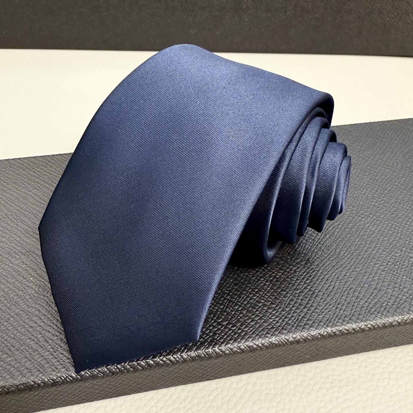 Customized Prada P-Class Tie: Iconic Logo Design for Elegant Fashion Statement - 图片 3