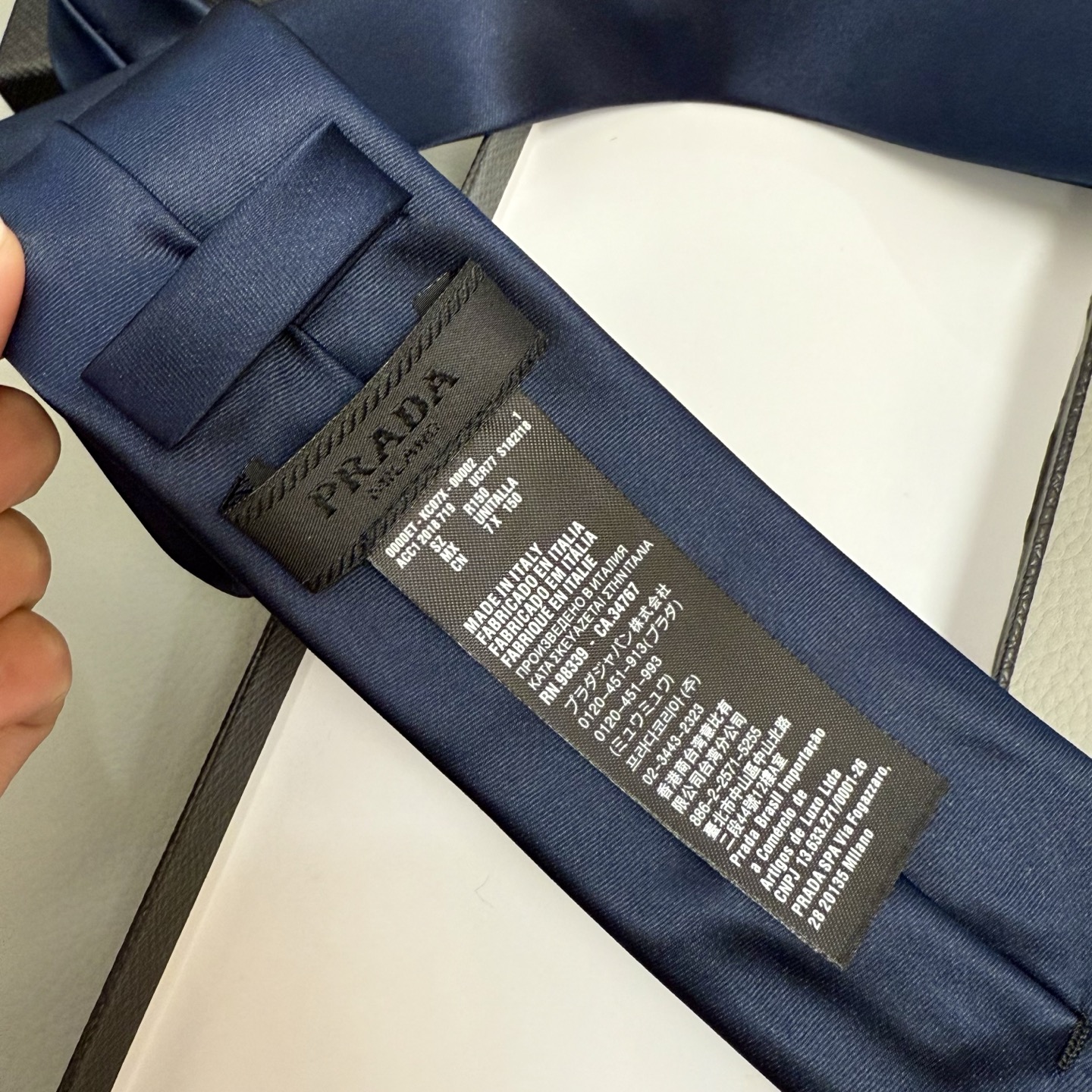 Customized Prada P-Class Tie: Iconic Logo Design for Elegant Fashion Statement - 图片 7