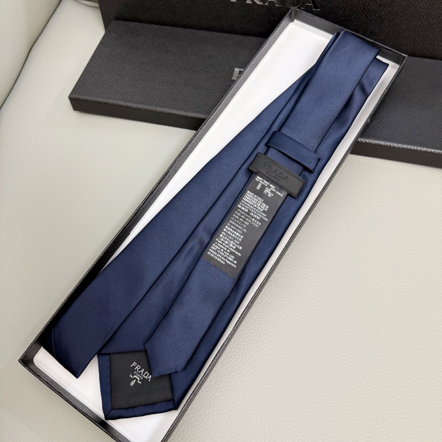 Customized Prada P-Class Tie: Iconic Logo Design for Elegant Fashion Statement - 图片 5