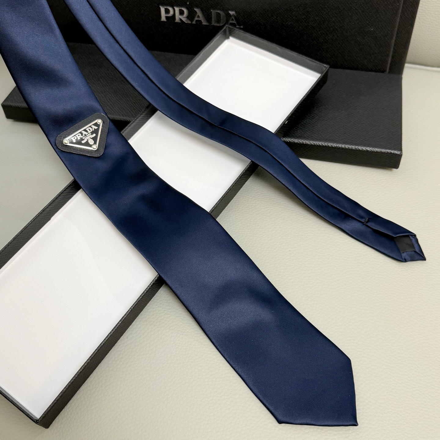Customized Prada P-Class Tie: Iconic Logo Design for Elegant Fashion Statement - 图片 8