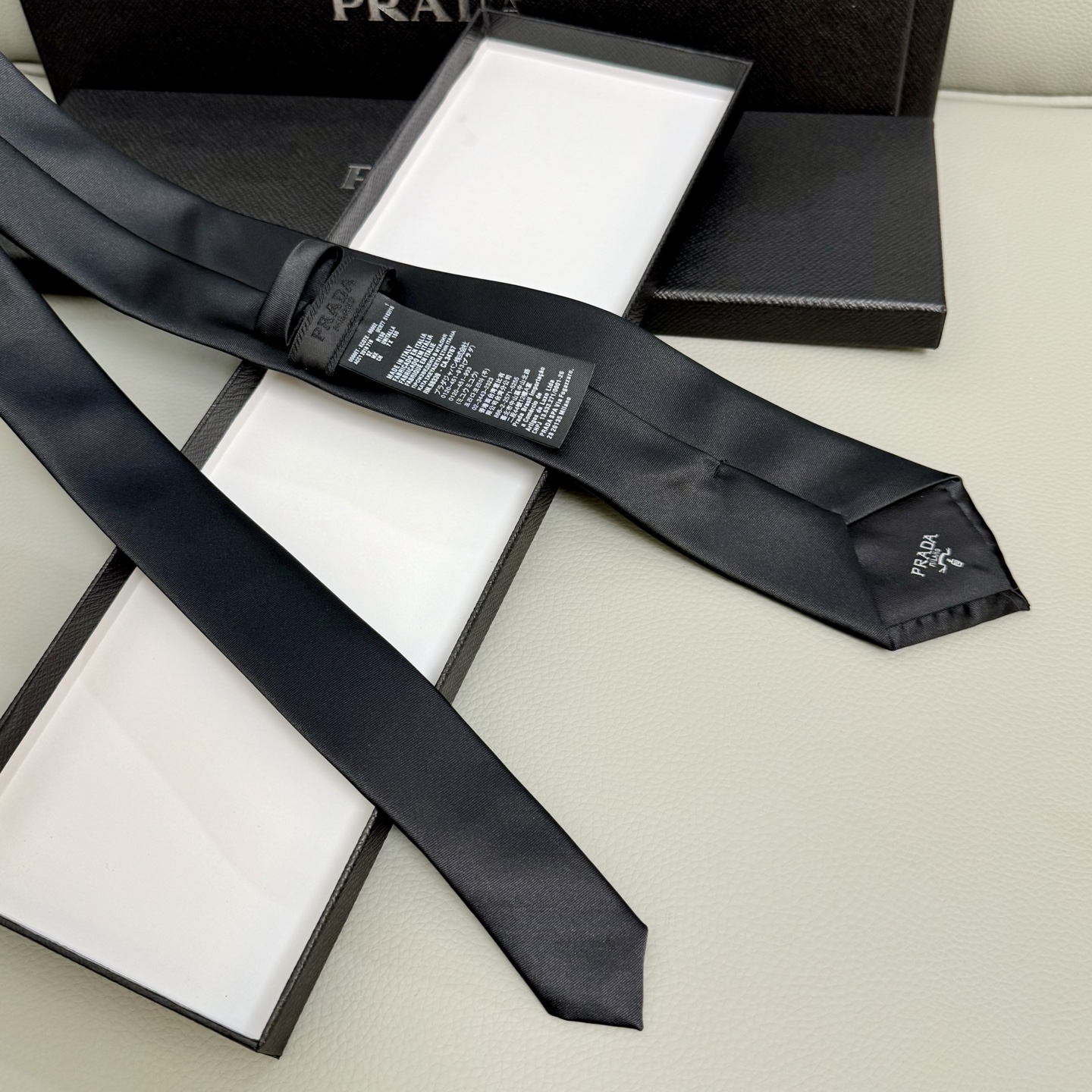 Prada Emblem Tie: Classic, Customized, Iconic Style for Fashion Enthusiasts - 图片 7