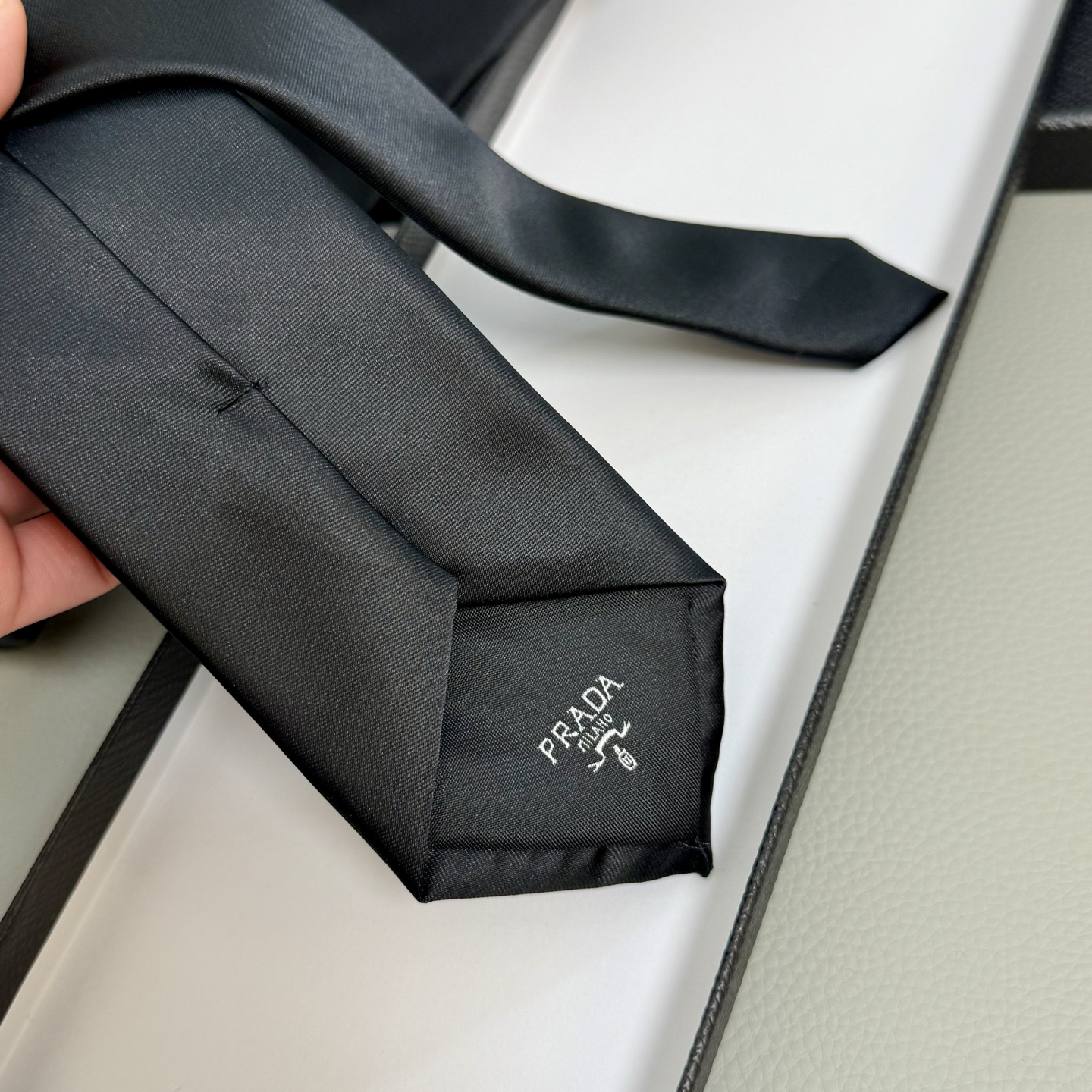 Prada Emblem Tie: Classic, Customized, Iconic Style for Fashion Enthusiasts - 图片 9