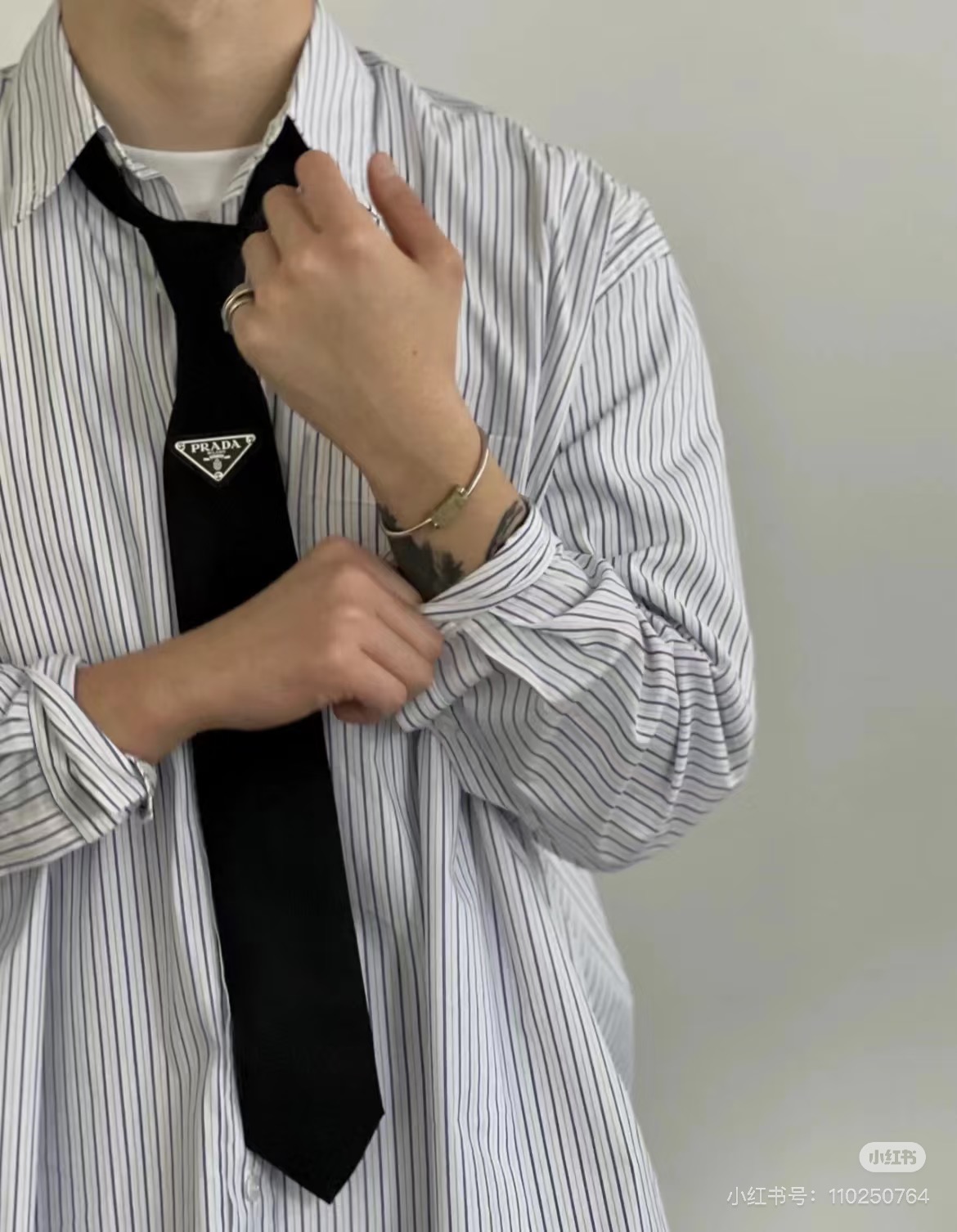 Prada Emblem Tie: Classic, Customized, Iconic Style for Fashion Enthusiasts - 图片 2