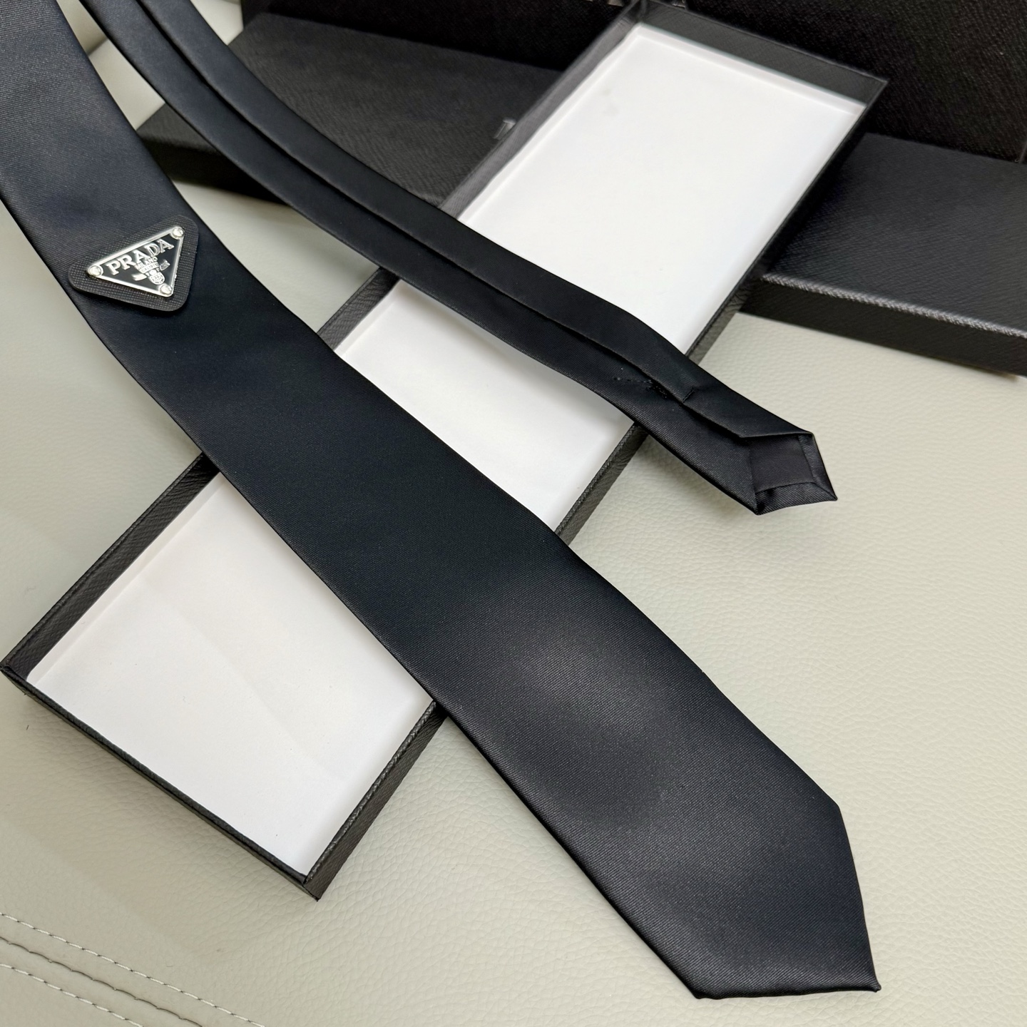 Prada Emblem Tie: Classic, Customized, Iconic Style for Fashion Enthusiasts - 图片 6