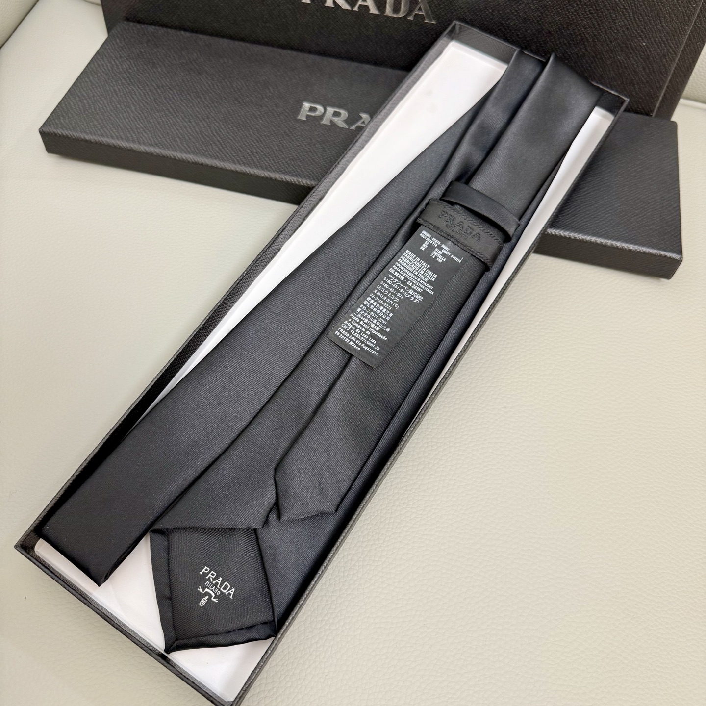 Prada Emblem Tie: Classic, Customized, Iconic Style for Fashion Enthusiasts - 图片 5