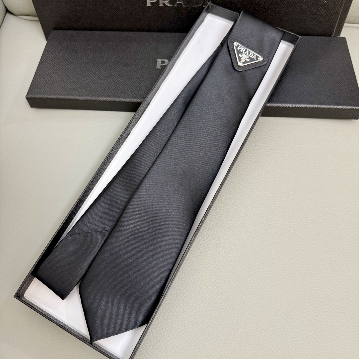 Prada Emblem Tie: Classic, Customized, Iconic Style for Fashion Enthusiasts - 图片 4
