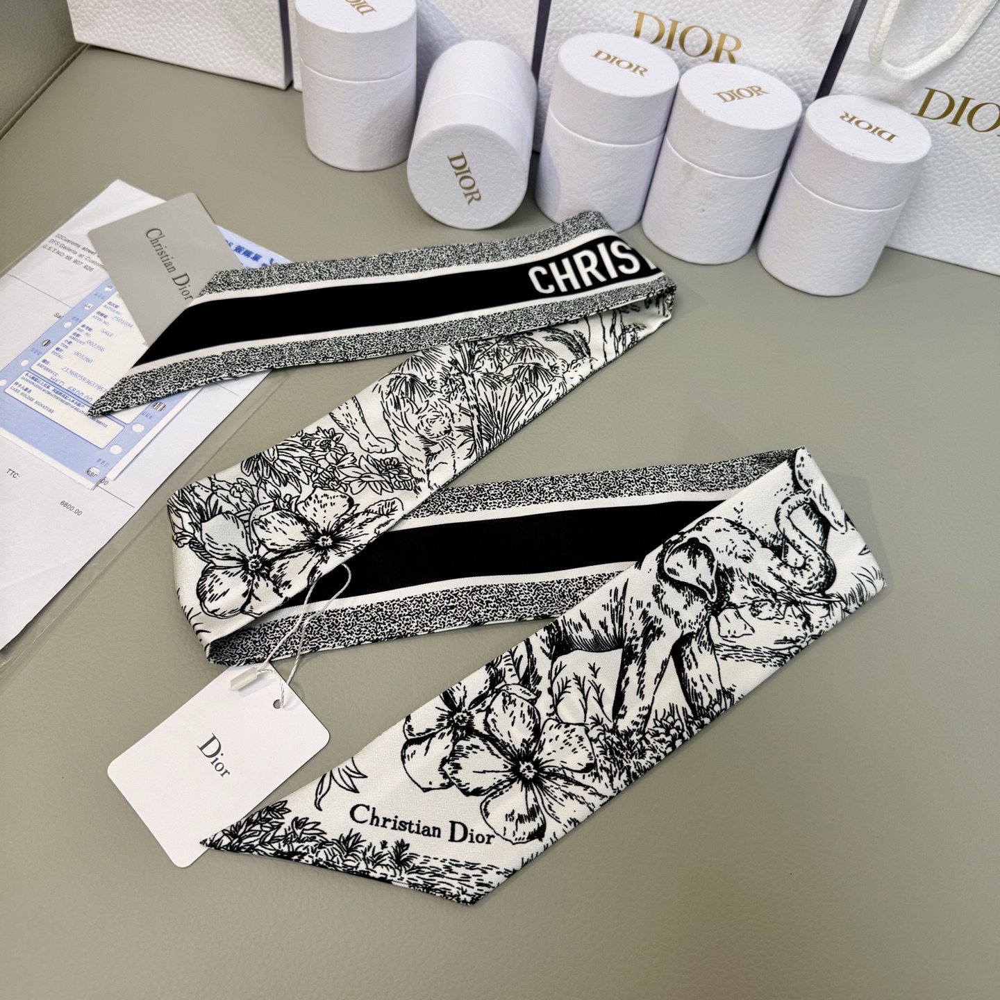 💰Dior迪奥twilly丝巾，丛林大象
款式经典，造型修长，两端尖角设计，背面饰以对比鲜明的CHRIS