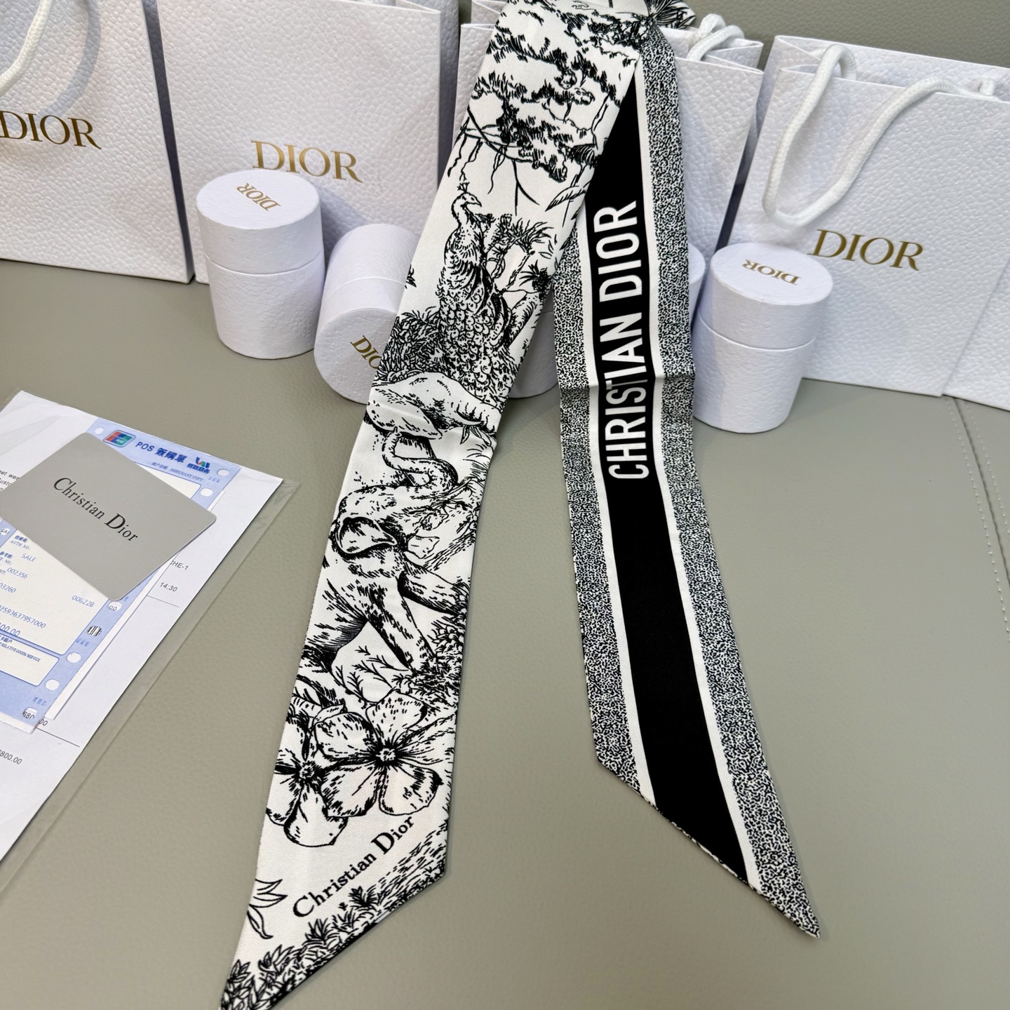 💰Dior迪奥twilly丝巾，丛林大象
款式经典，造型修长，两端尖角设计，背面饰以对比鲜明的CHRIS