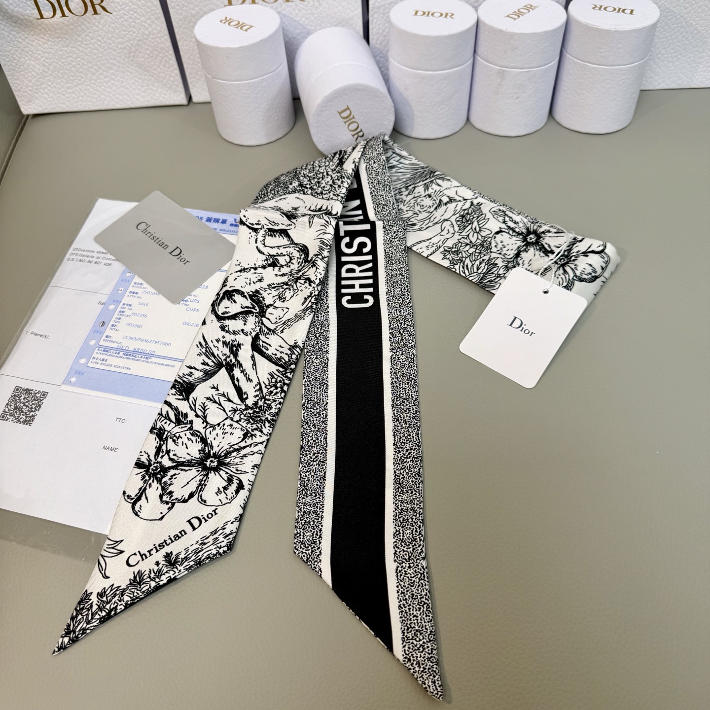 💰Dior迪奥twilly丝巾，丛林大象
款式经典，造型修长，两端尖角设计，背面饰以对比鲜明的CHRIS