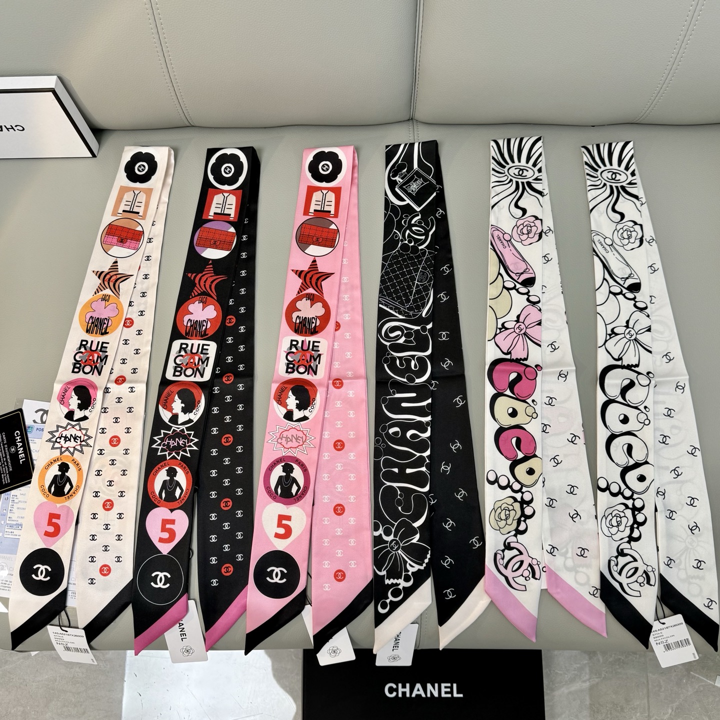 💰香奈儿Twilly小丝巾来了，Chanel 卡通字母
名副其实的小可爱，
人手三条闭眼收，我都不拦着
