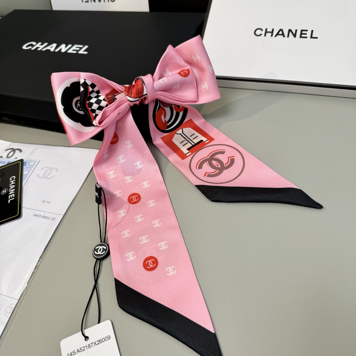 💰香奈儿Twilly小丝巾来了，Chanel 卡通字母
名副其实的小可爱，
人手三条闭眼收，我都不拦着
