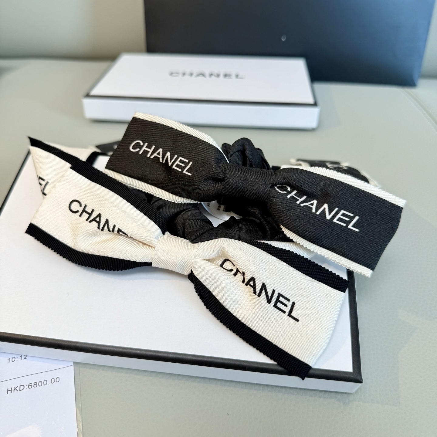 特价💰Chanel 手工坊系列

面料：18姆米真丝

颜色：黑色 白色

香家王炸配饰蝴蝶结🎀发圈完美