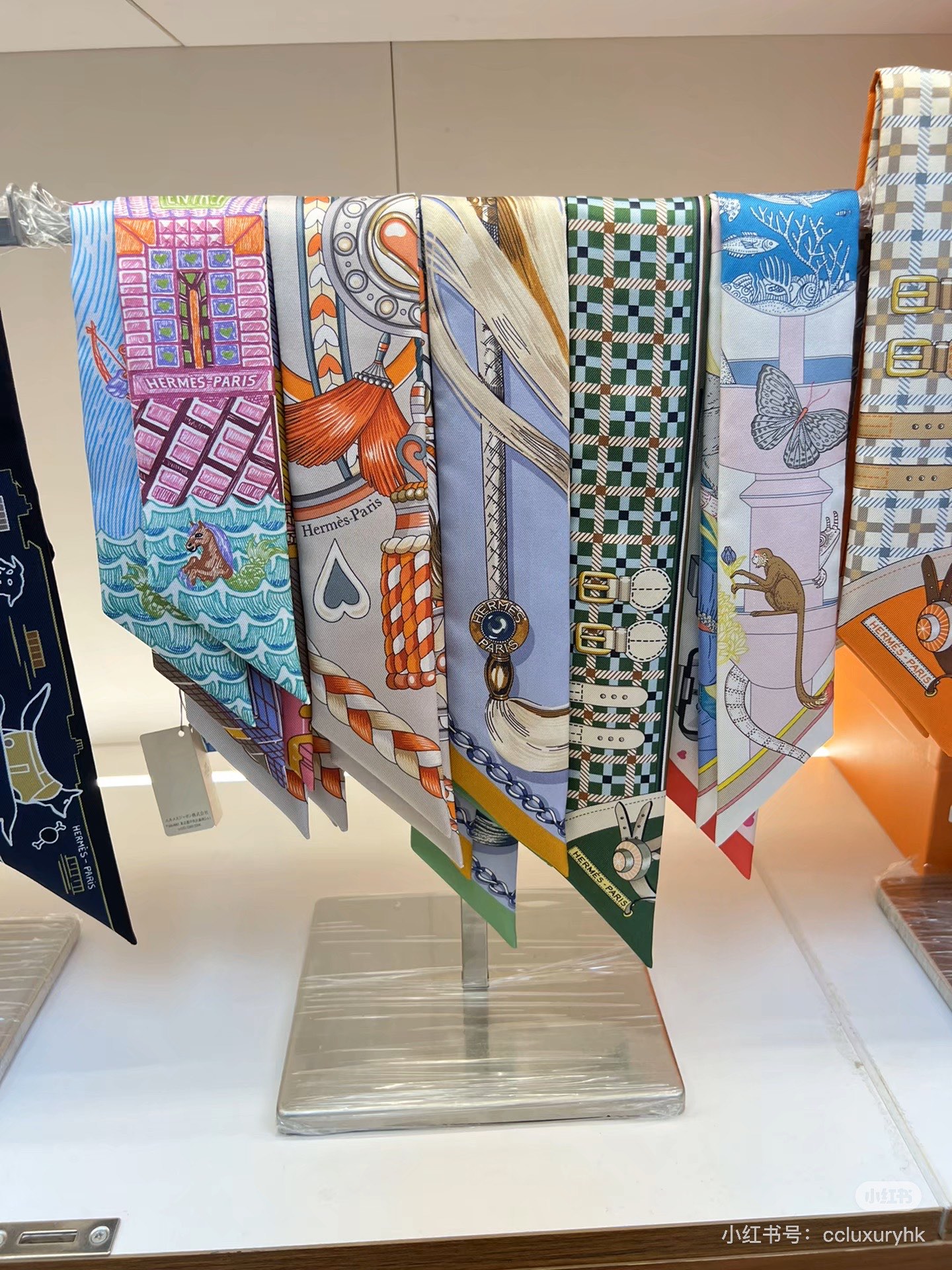 特价💰爱马仕HERMES “甜蜜的鞍具”Twilly小丝巾
Twilly 小丝巾（100%桑蚕丝）重磅1