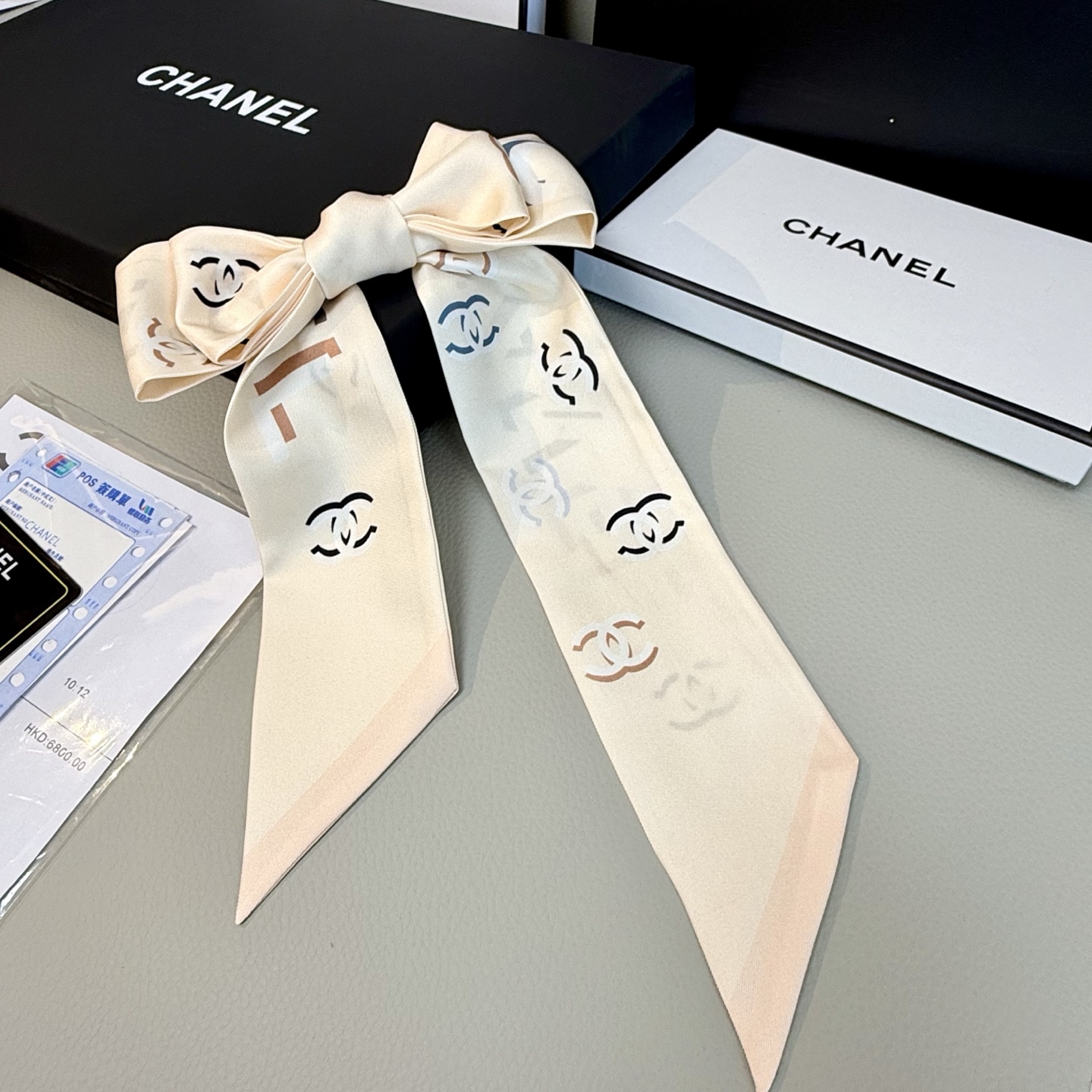 特价💰CHANEL专柜新款 ！营造出一种独特却又熟悉的外观。上身效果非常赞！随意一搭就是那么完美！飘带有