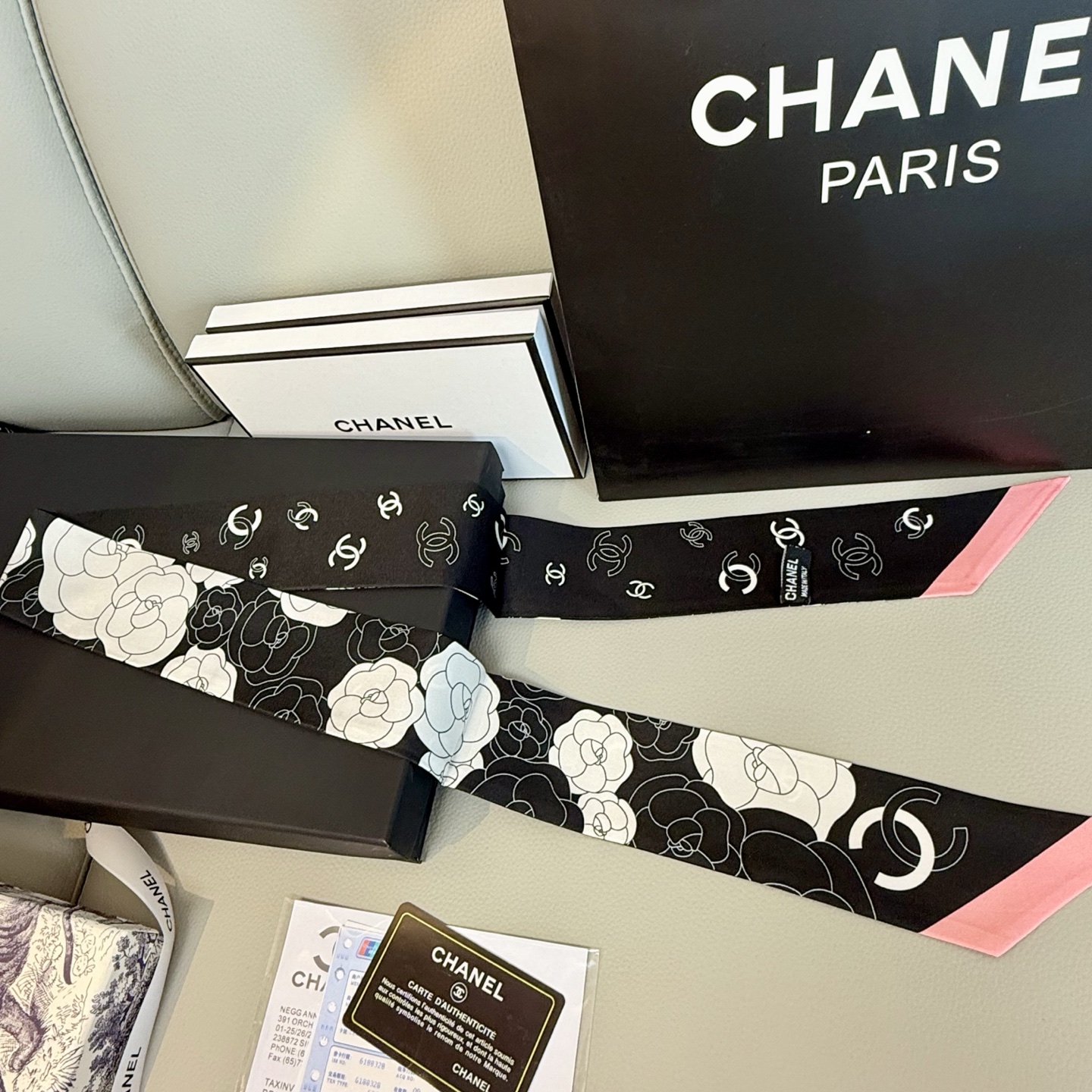 特价💰山茶花香奈儿Twilly小丝巾来了，Chanel 卡通字母
名副其实的小可爱，
人手三条闭眼收，我