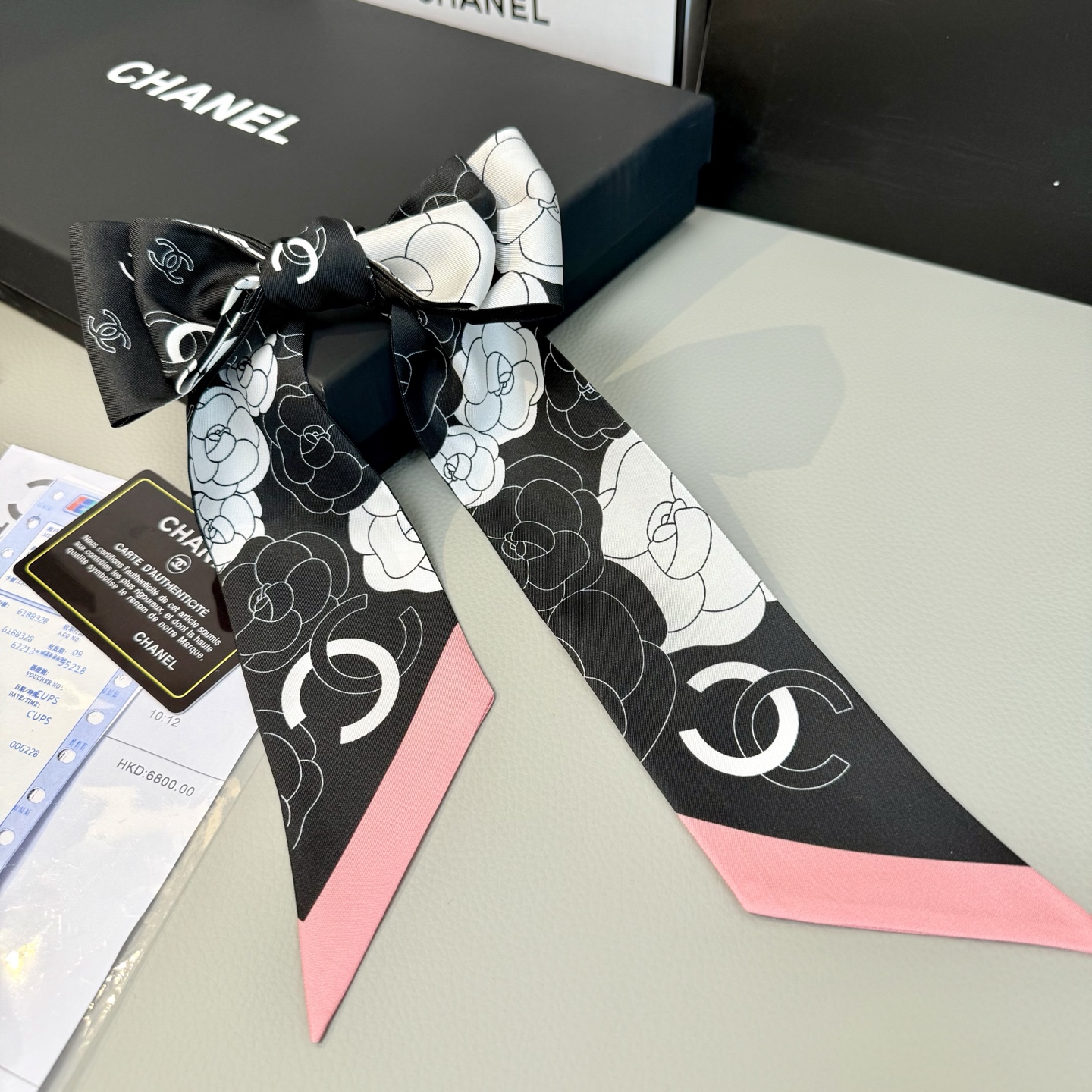 特价💰山茶花香奈儿Twilly小丝巾来了，Chanel 卡通字母
名副其实的小可爱，
人手三条闭眼收，我