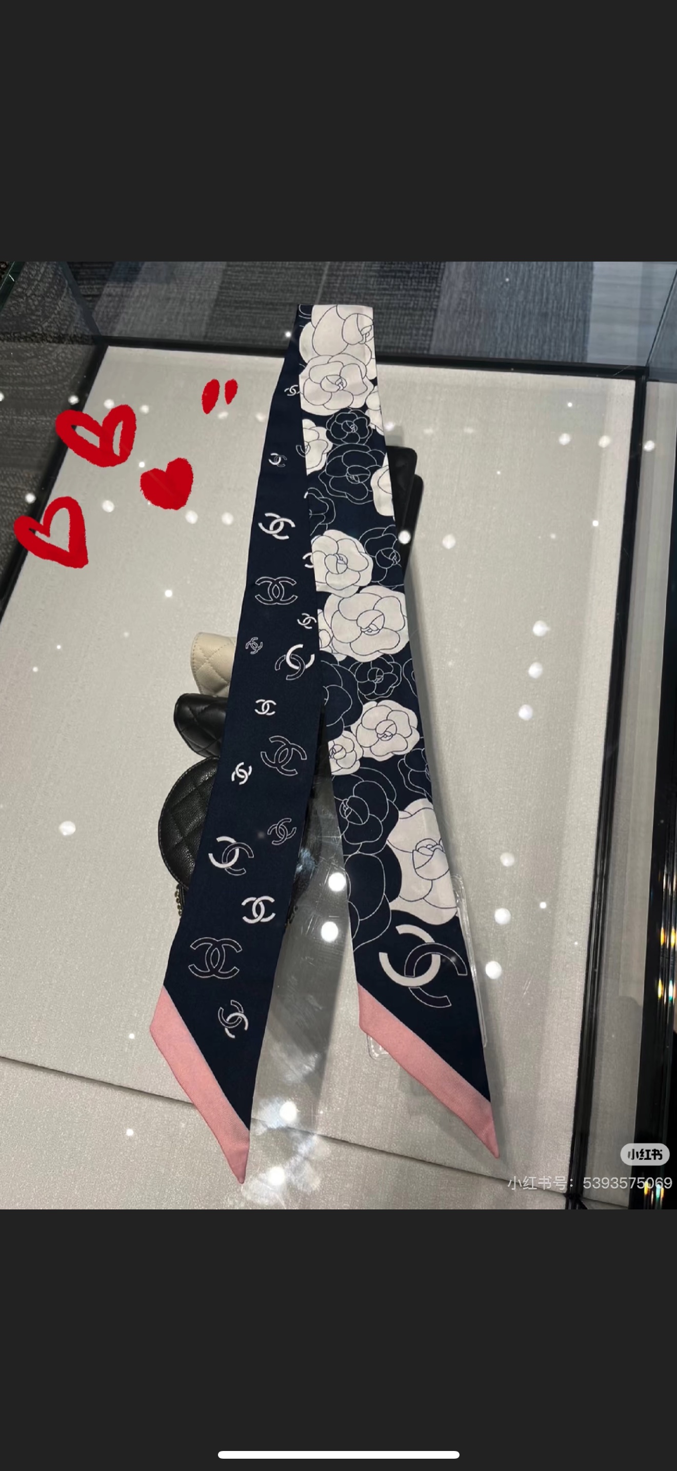 特价💰山茶花香奈儿Twilly小丝巾来了，Chanel 卡通字母
名副其实的小可爱，
人手三条闭眼收，我
