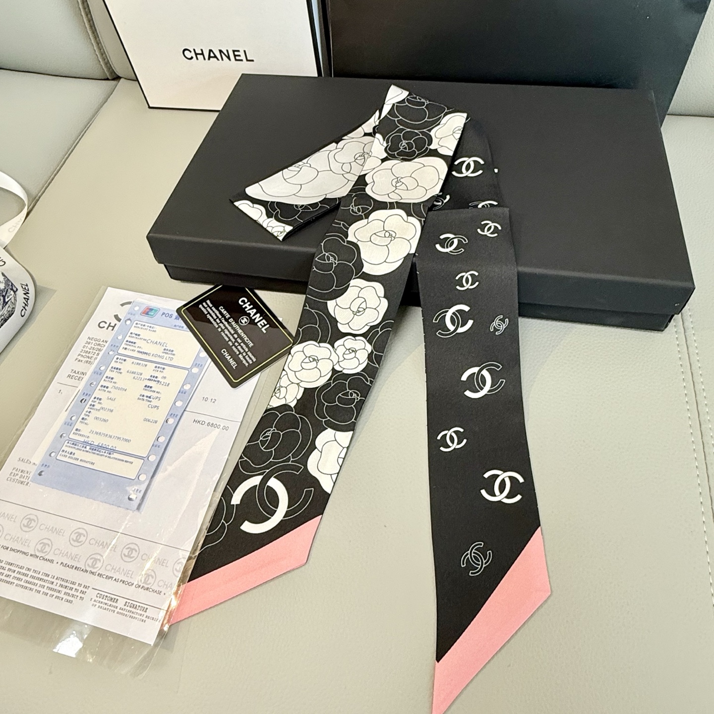 特价💰山茶花香奈儿Twilly小丝巾来了，Chanel 卡通字母
名副其实的小可爱，
人手三条闭眼收，我
