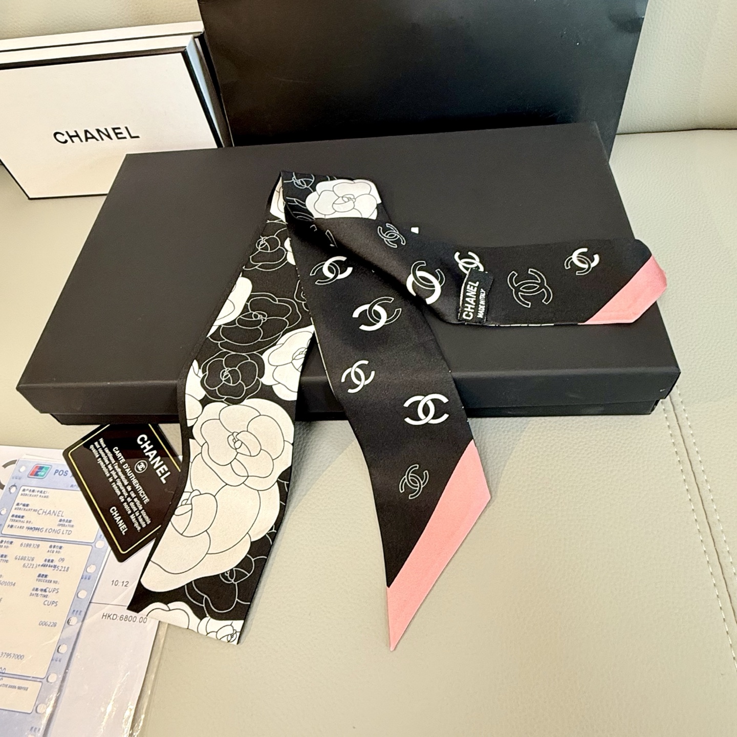 特价💰山茶花香奈儿Twilly小丝巾来了，Chanel 卡通字母
名副其实的小可爱，
人手三条闭眼收，我